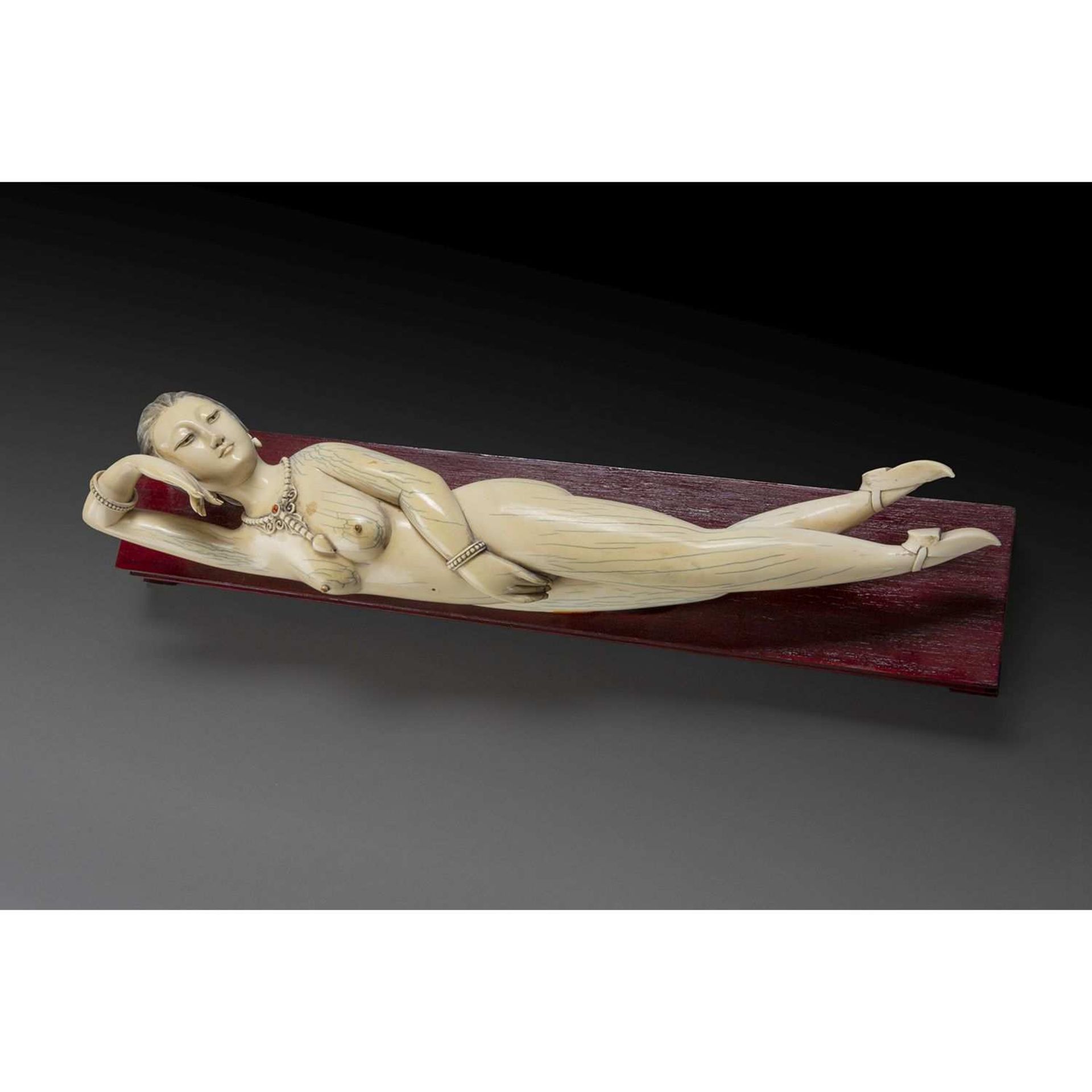 ~ GRANDE STATUETTE DE FEMME, DITE "MÉDECIN" en ivoire de belle patine, représentée allongée et