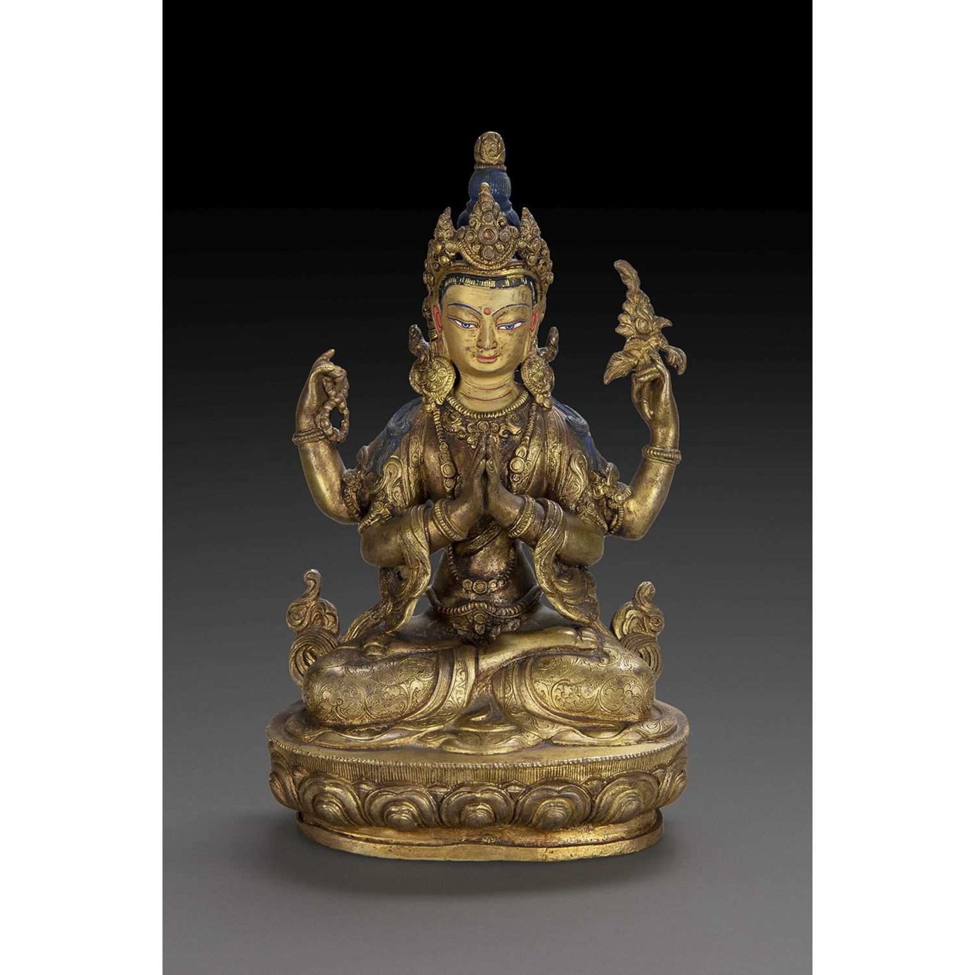 STATUETTE DE SADAKSARI AVALOKITESVARA en bronze doré, assis en dhyanasana sur un socle lotiforme,