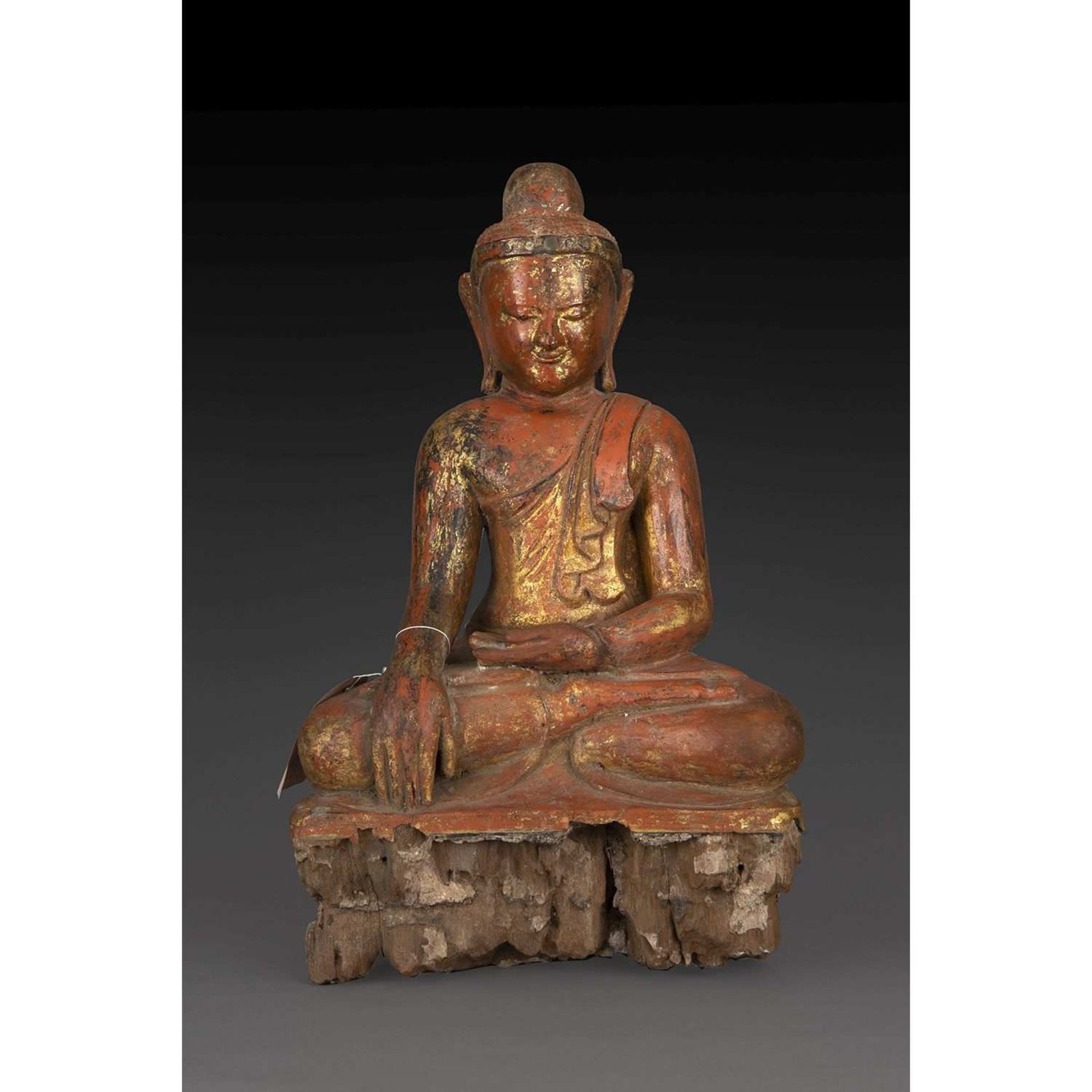 GRANDE STATUETTE DE BOUDDHA MARAVIJAYA en bois laqué rouge comportant des traces de dorure,