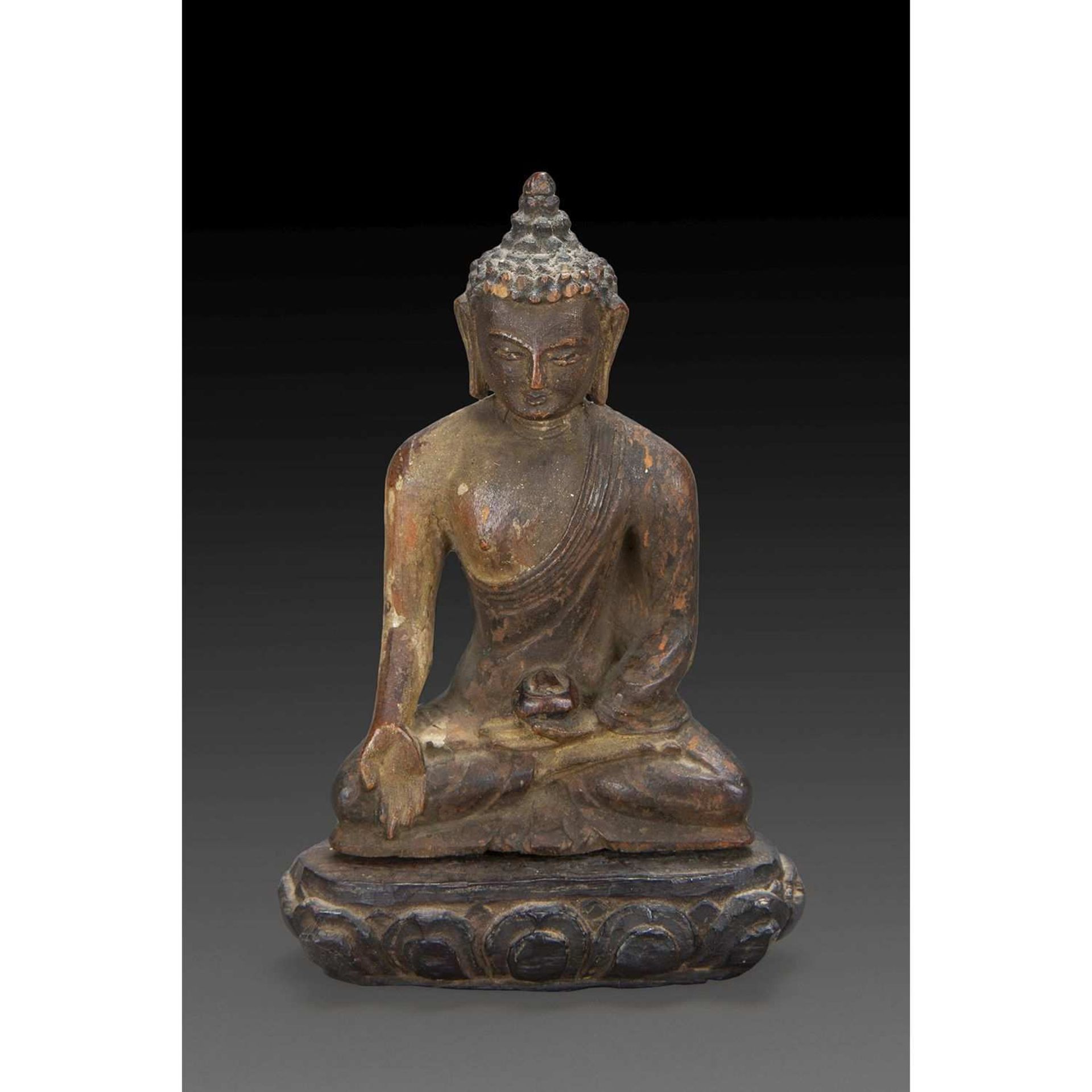 PETITE STATUETTE DU BOUDDHA SHAKYAMUNI en bois anciennement laqué, figuré assis en padmasana, la