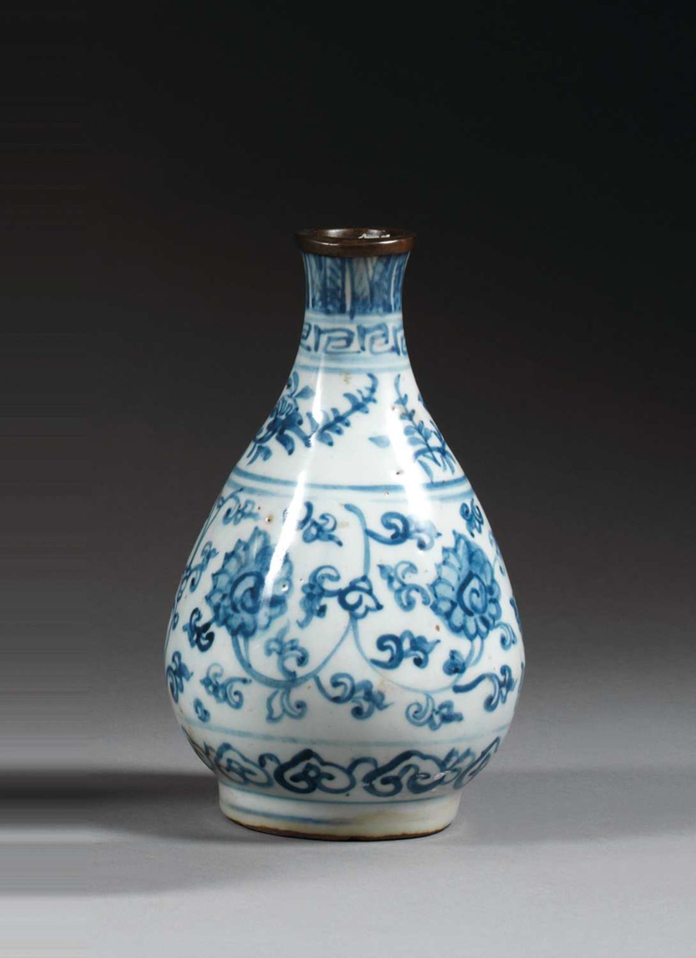 VASE YUHUCHUN en porcelaine et bleu de cobalt sous couverte, à décor de rinceaux et fleurs de lotus,