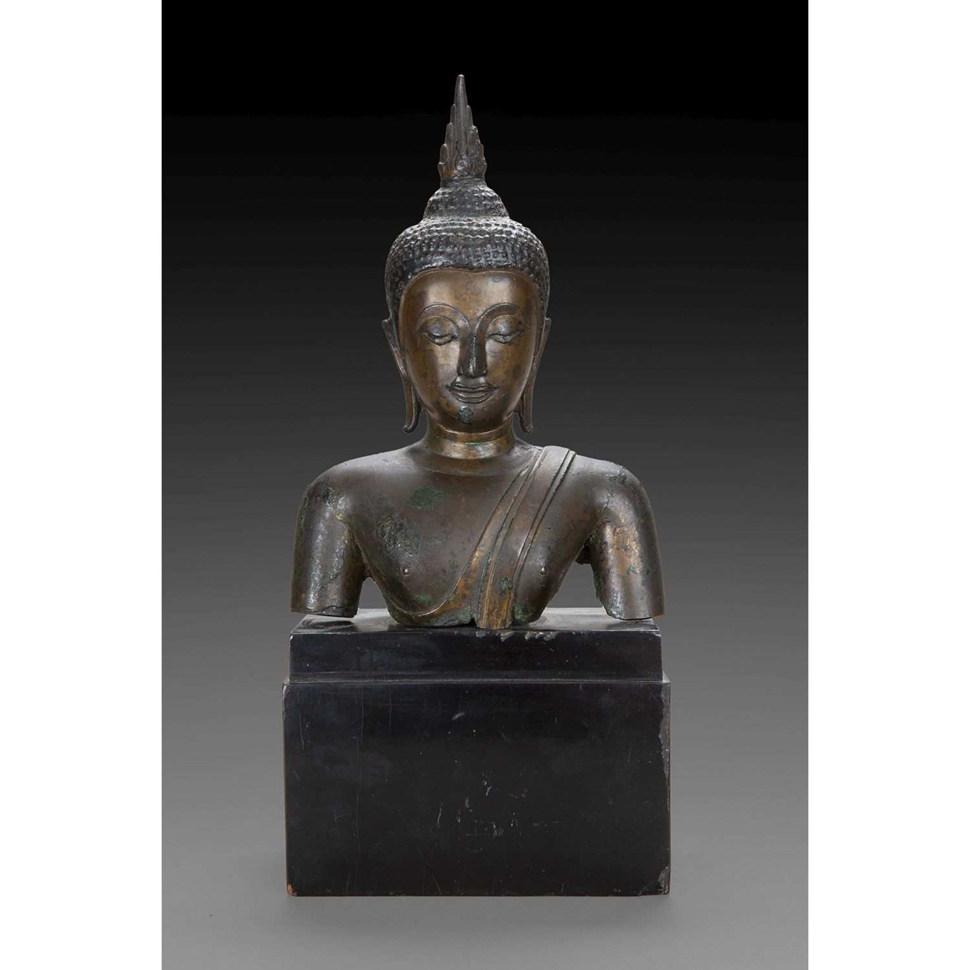 BUSTE DE BOUDDHA en bronze de belle patine brun-rouge, partiellement laqué, la coiffure en boucle