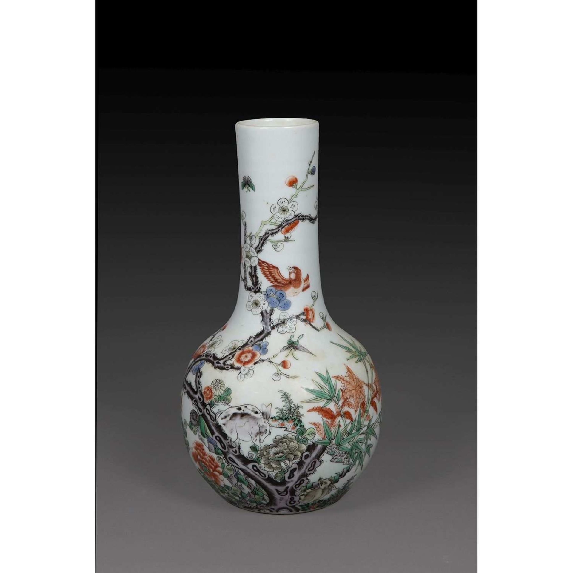 PETIT VASE BOUTEILLE TIANQIUPING en porcelaine, émaux polychromes dans le style de la famille verte,