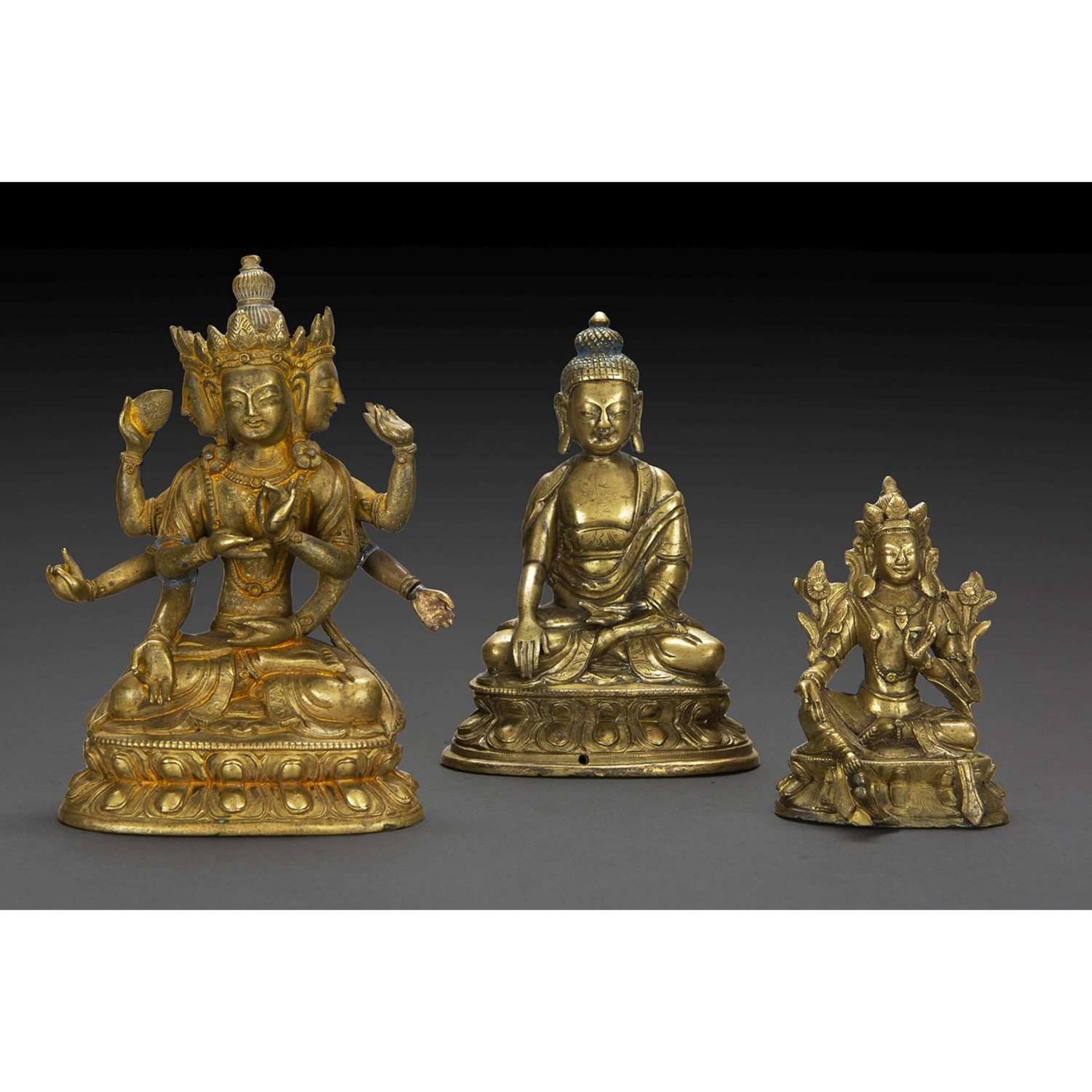 LOT DE TROIS STATUETTES en bronze de patine dorée, représentant le Bouddha Shakyamuni assis en