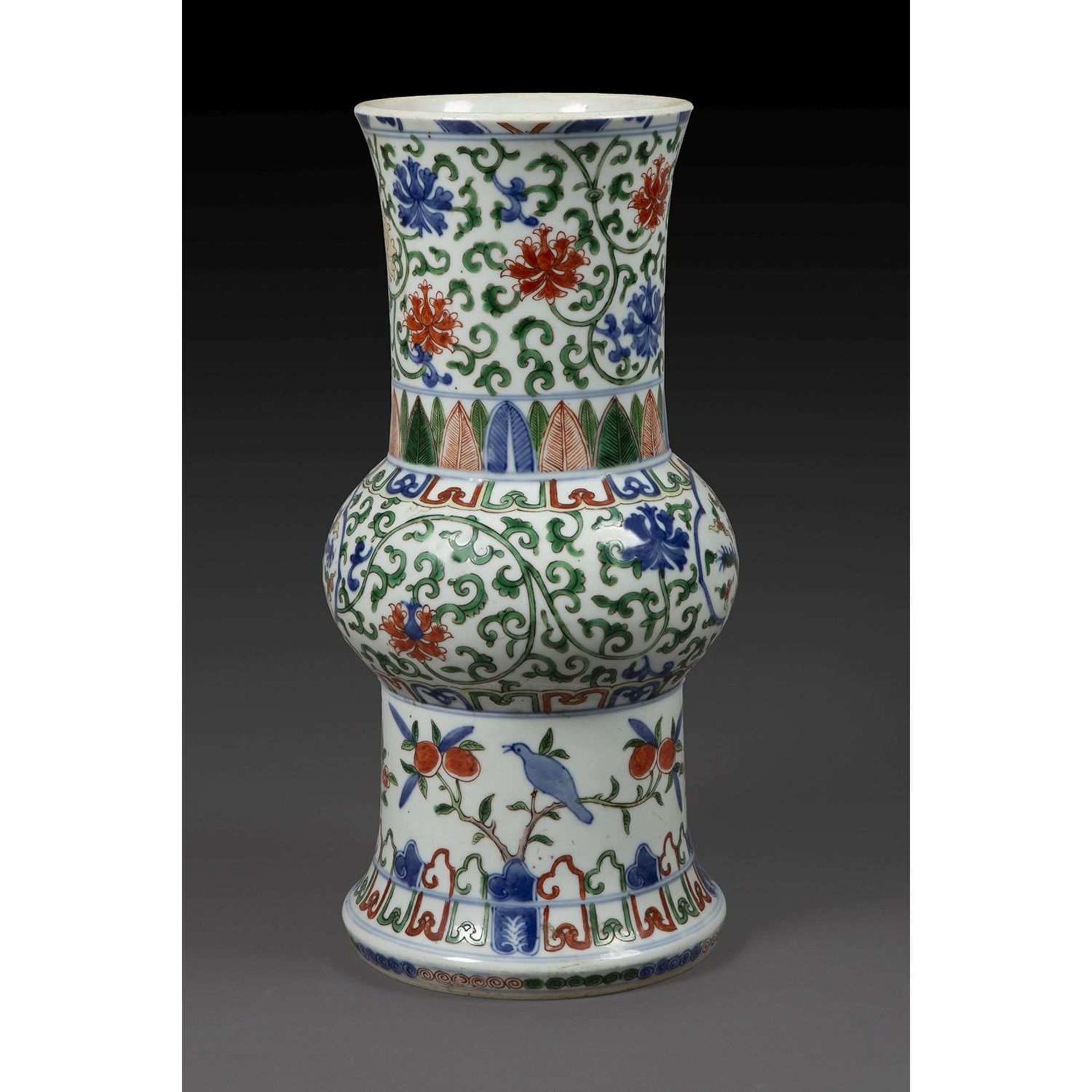 VASE HUAGU en porcelaine et émaux polychromes wucai, monté sur un haut pied élargi, et petite