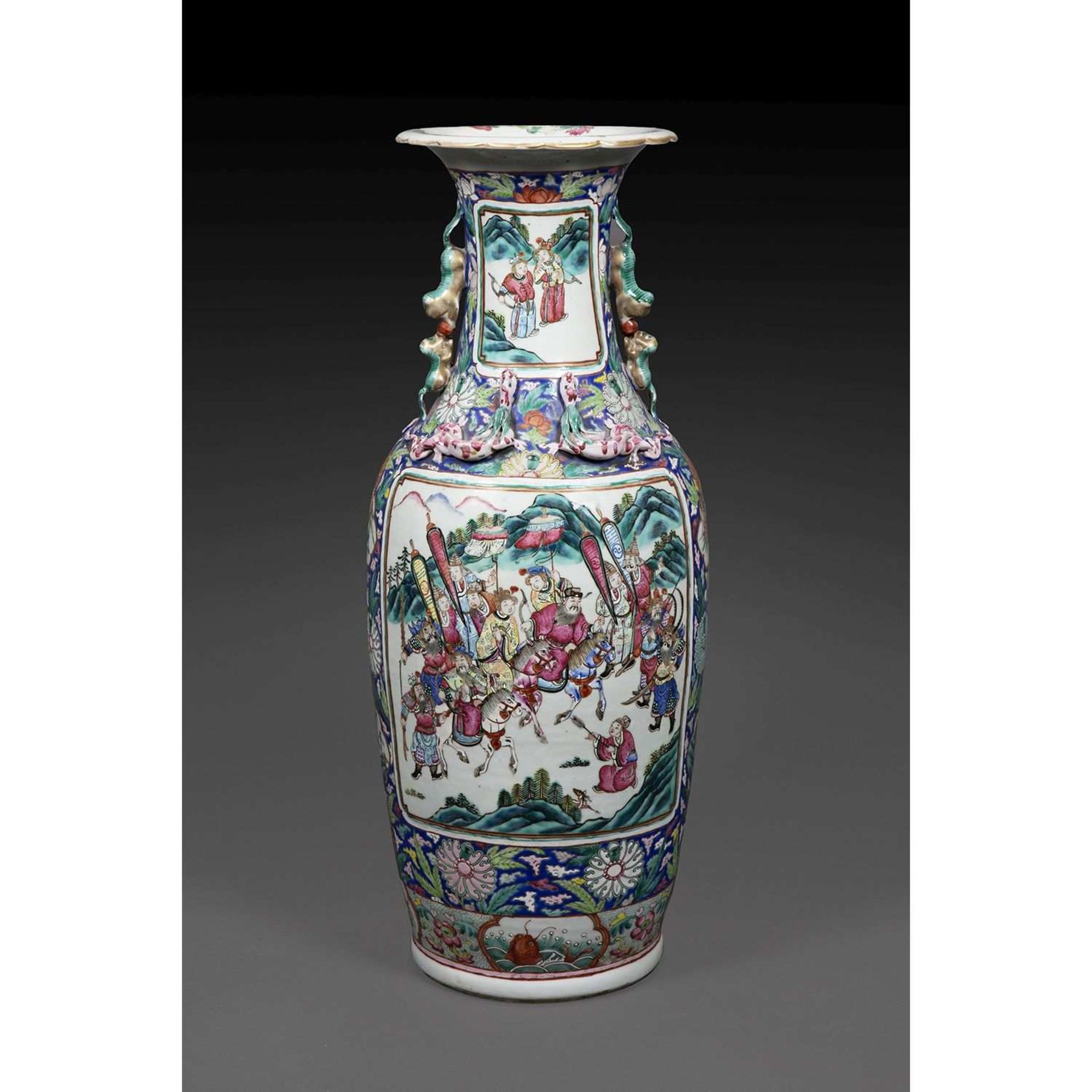 GRAND VASE GUANYIN en porcelaine et émaux polychromes dans le style de la famille rose, à décor de