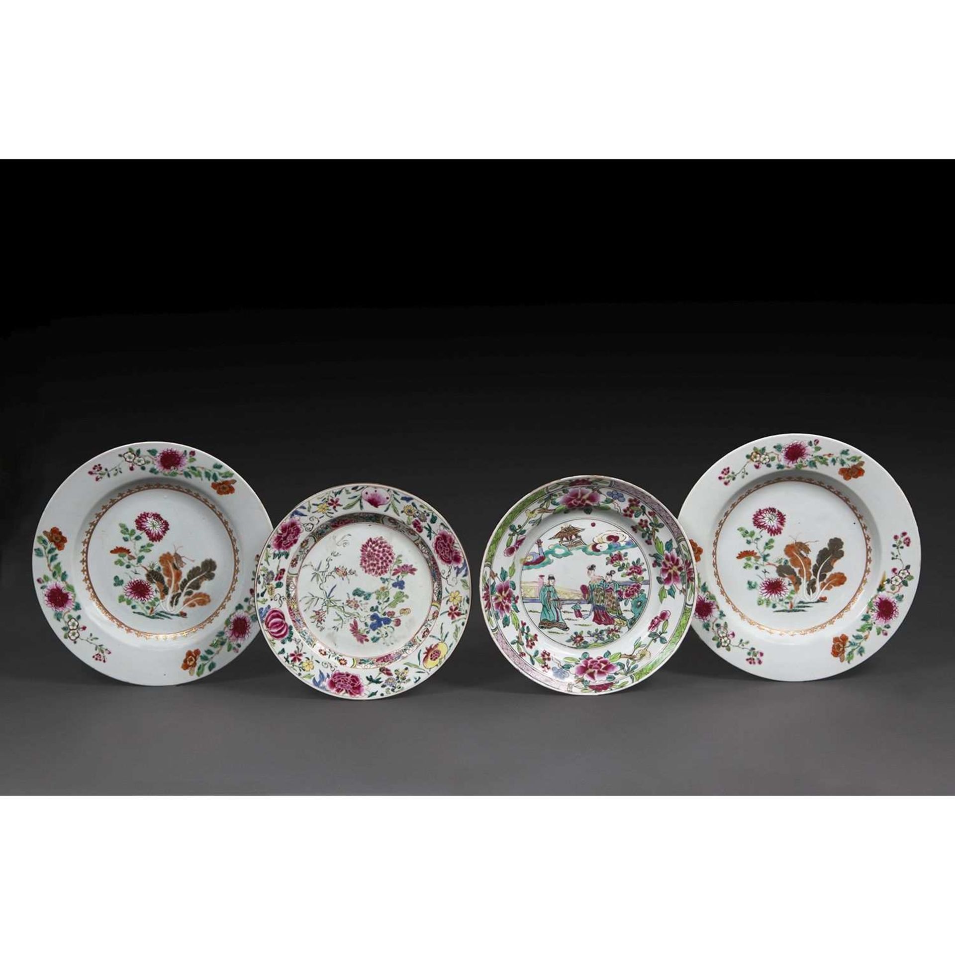 SUITE DE QUATRE ASSIETTES DE LA COMPAGNIE DES INDES en porcelaine, émaux polychromes de la famille