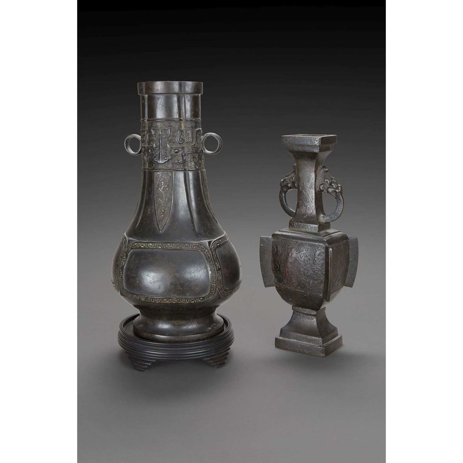 SUITE DE DEUX VASES À ANSES l'un en bronze de patine sombre, à ouverture polylobée, le col à décor