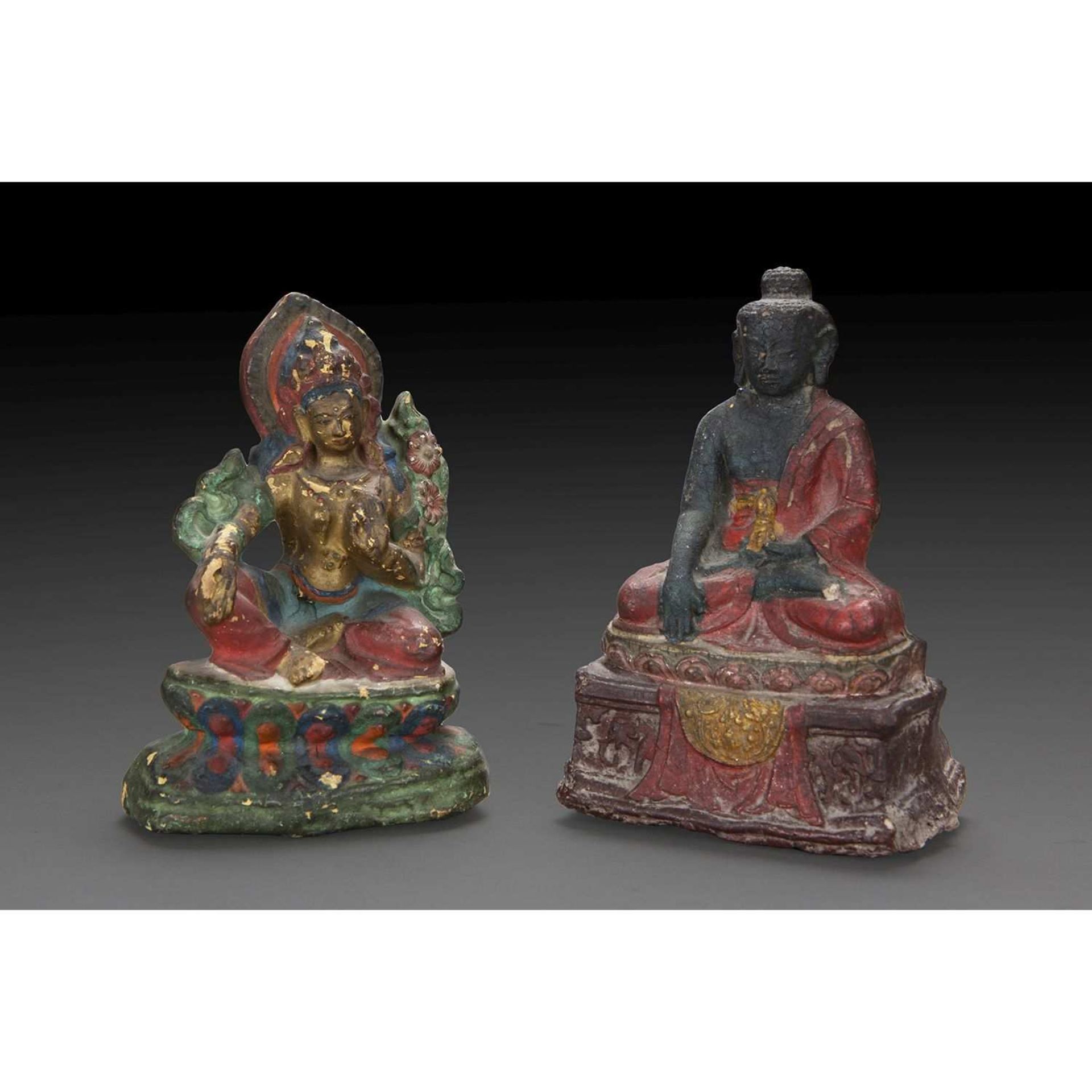 LOT DE DEUX STATUETTES en terre cuite rehaussée de polychromie, l'une représentant Akshobya assis en