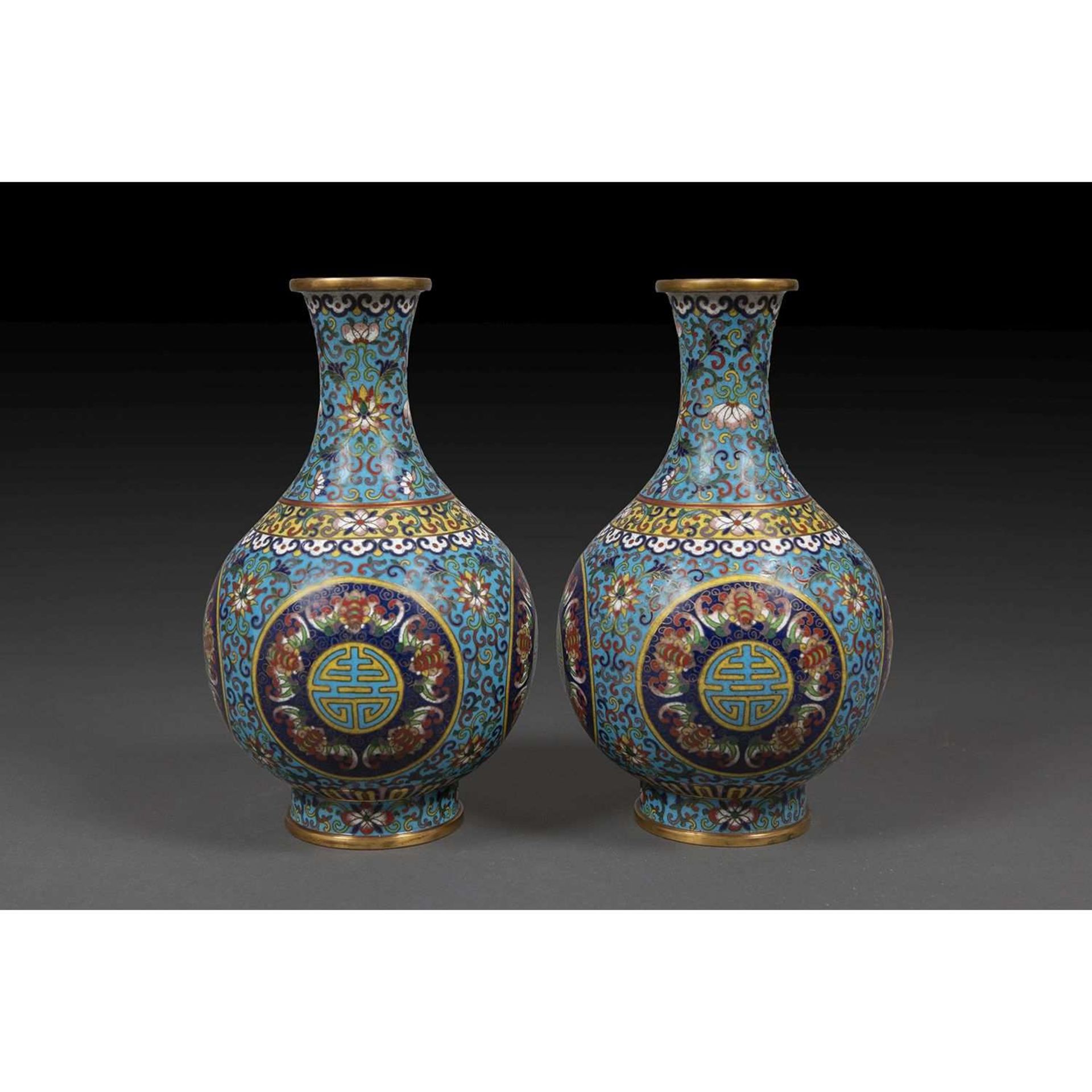 PAIRE DE VASES en bronze et émaux cloisonnés, à décor de quatre médaillons sur fond bleu nuit formés