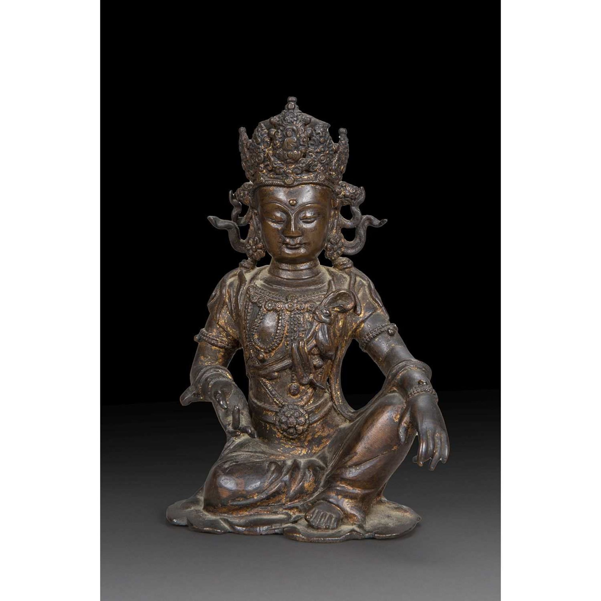 STATUETTE DE BODHISATTVA AVALOKTESHVARA en bronze anciennement laqué et doré, représenté assis en