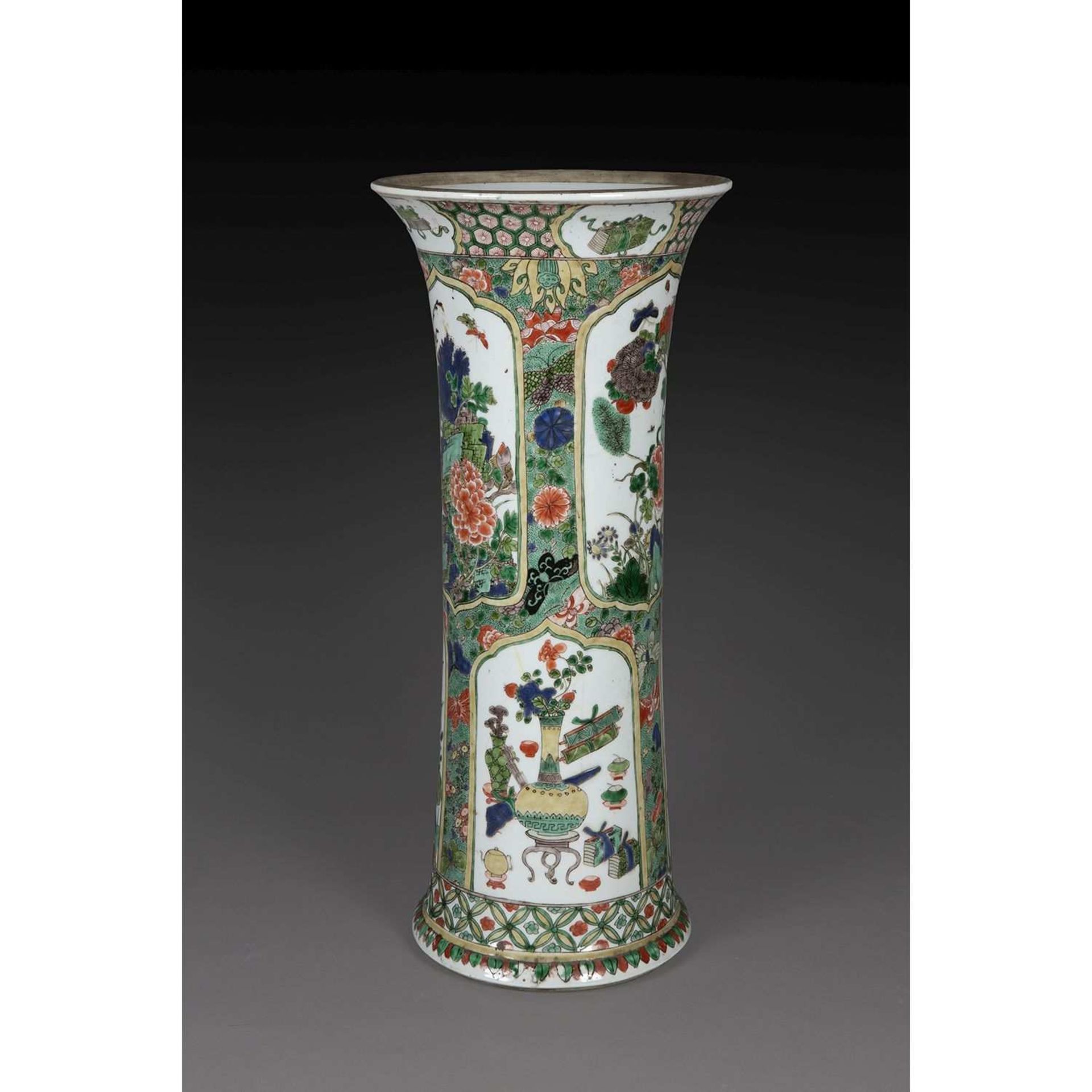 VASE GU en porcelaine et émaux polychromes de la famille verte, à base élargie et ouverture évasée