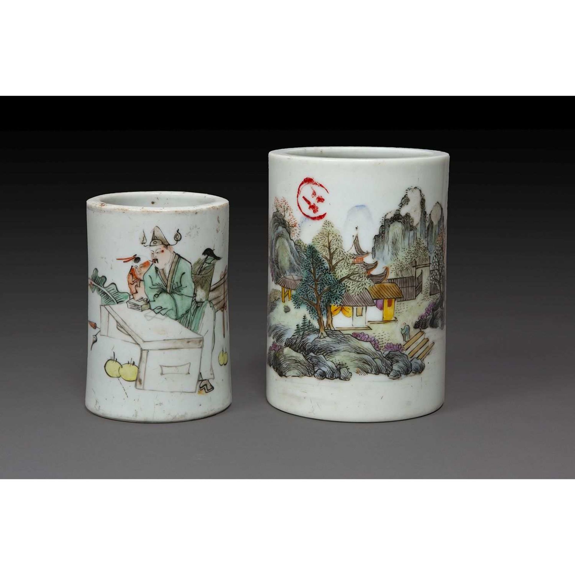 SUITE DE DEUX PORTE-PINCEAUX BITONG en porcelaine, émaux polychromes dans le style de la famille