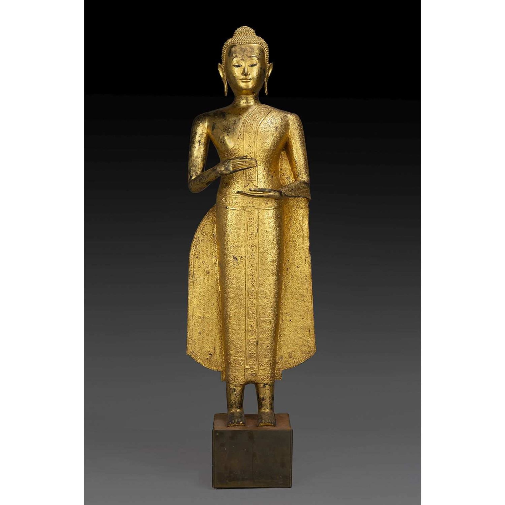 GRANDE STATUE DE BOUDDHA en bronze laqué et doré, représenté debout, vêtu de la robe monastique
