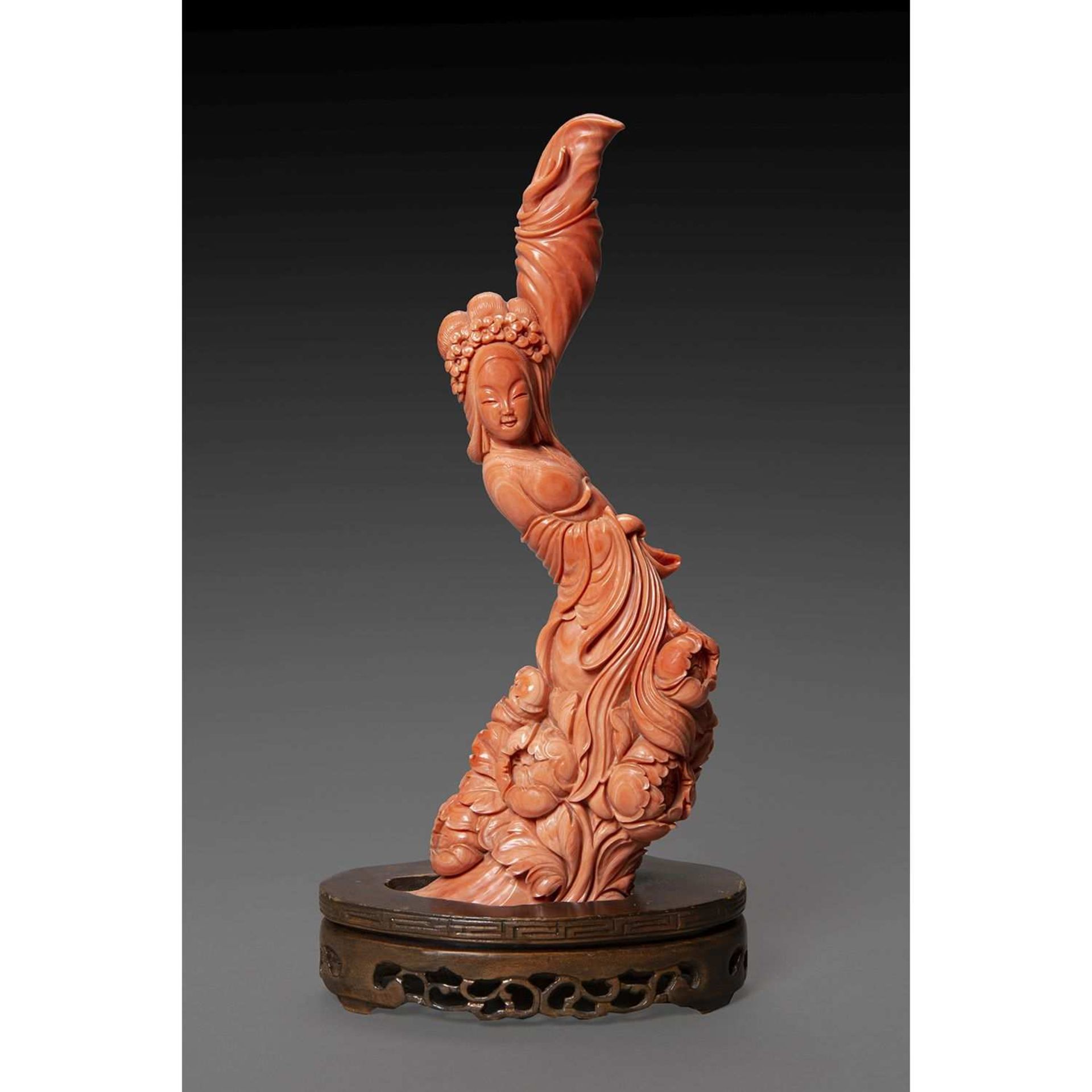 ~ STATUETTE DE JEUNE FEMME en corail rouge orangé, représentée debout, déhanchée émergant des fleurs