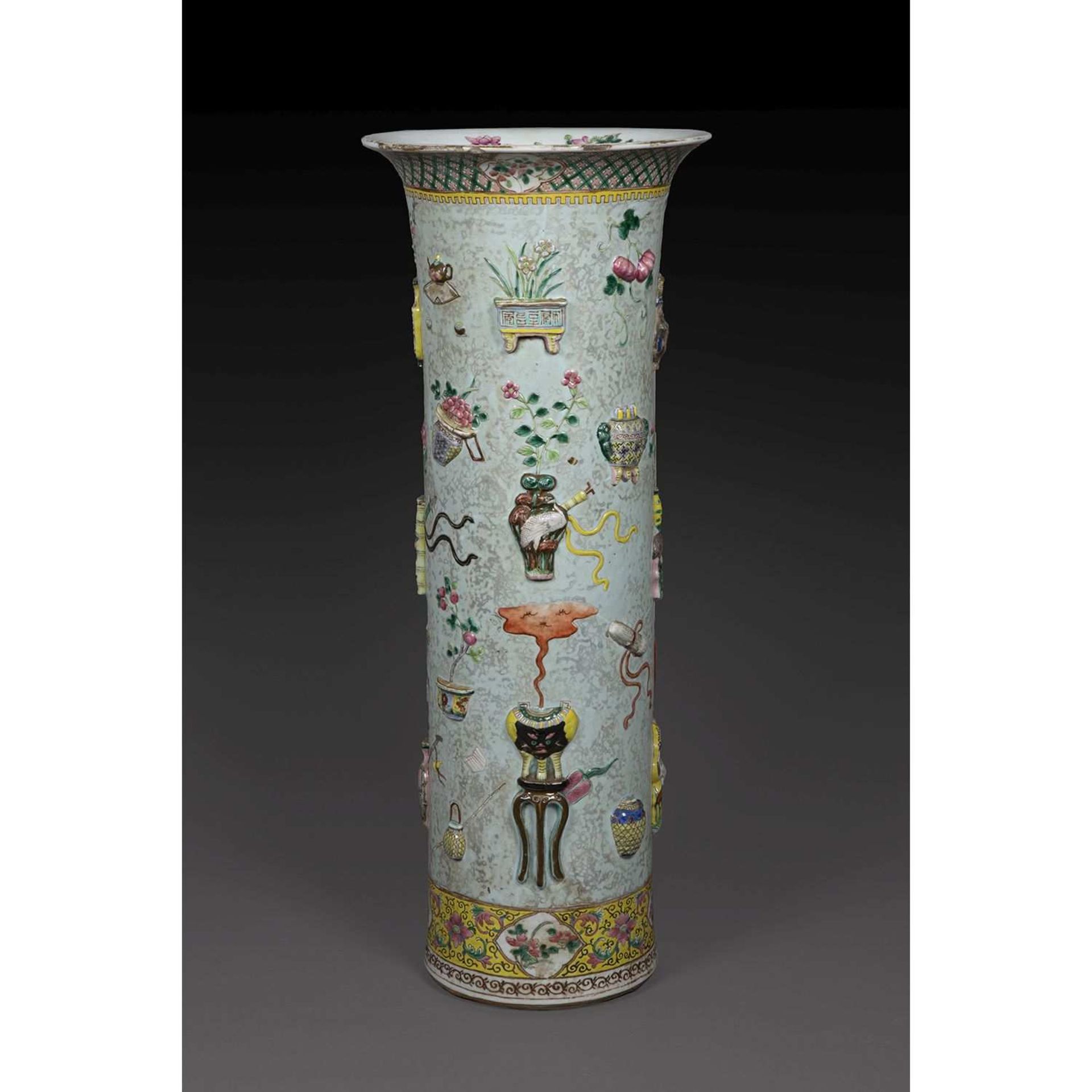 GRAND VASE CORNET en porcelaine et émaux polychromes dans le style de la famille rose, la paroi