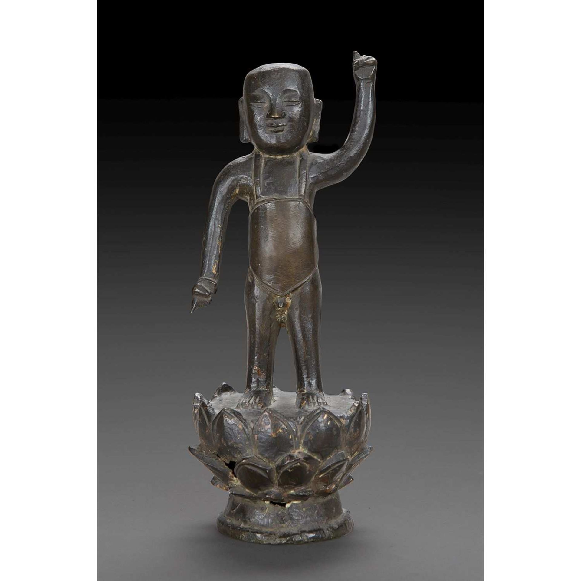 STATUETTE DE BOUDDHA ENFANT en bronze de patine sombre anciennement laqué et polychromé,