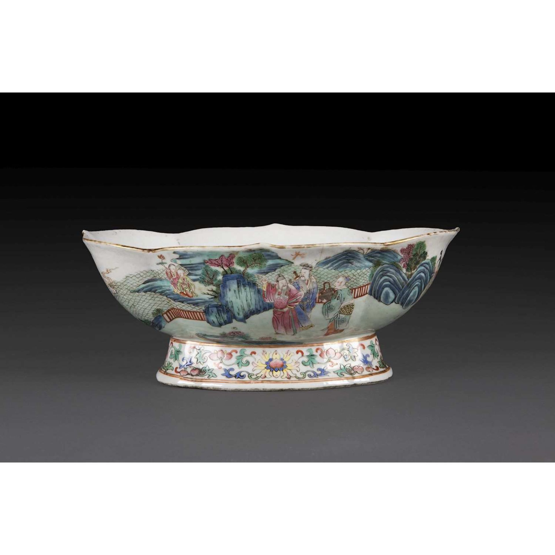 COUPE QUADRILOBÉE sur pied évasé, en porcelaine et émaux polychromes de la famille rose, la paroi