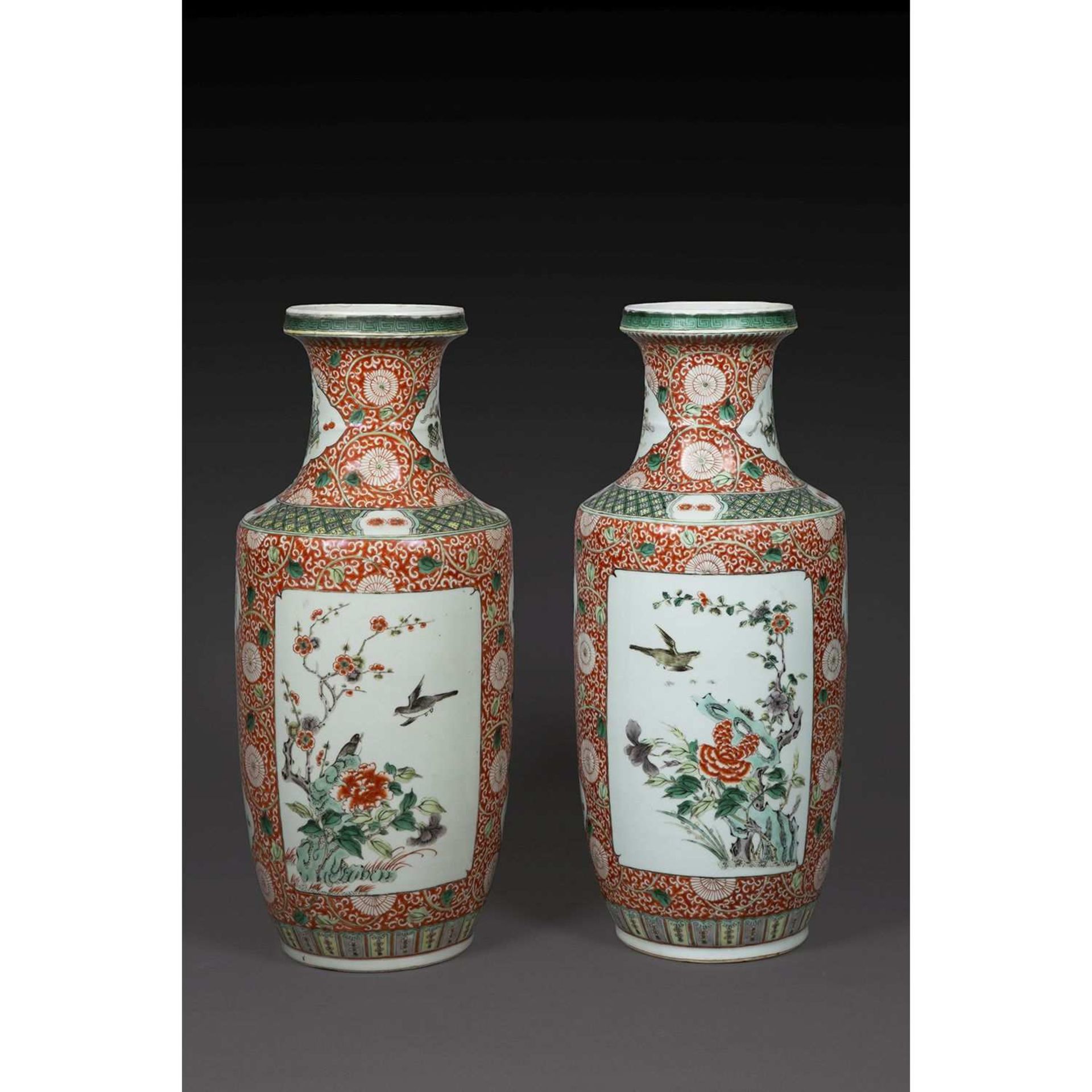 PAIRE DE VASES BALUSTRES en porcelaine et émaux polychromes dans le style de la famille verte, la