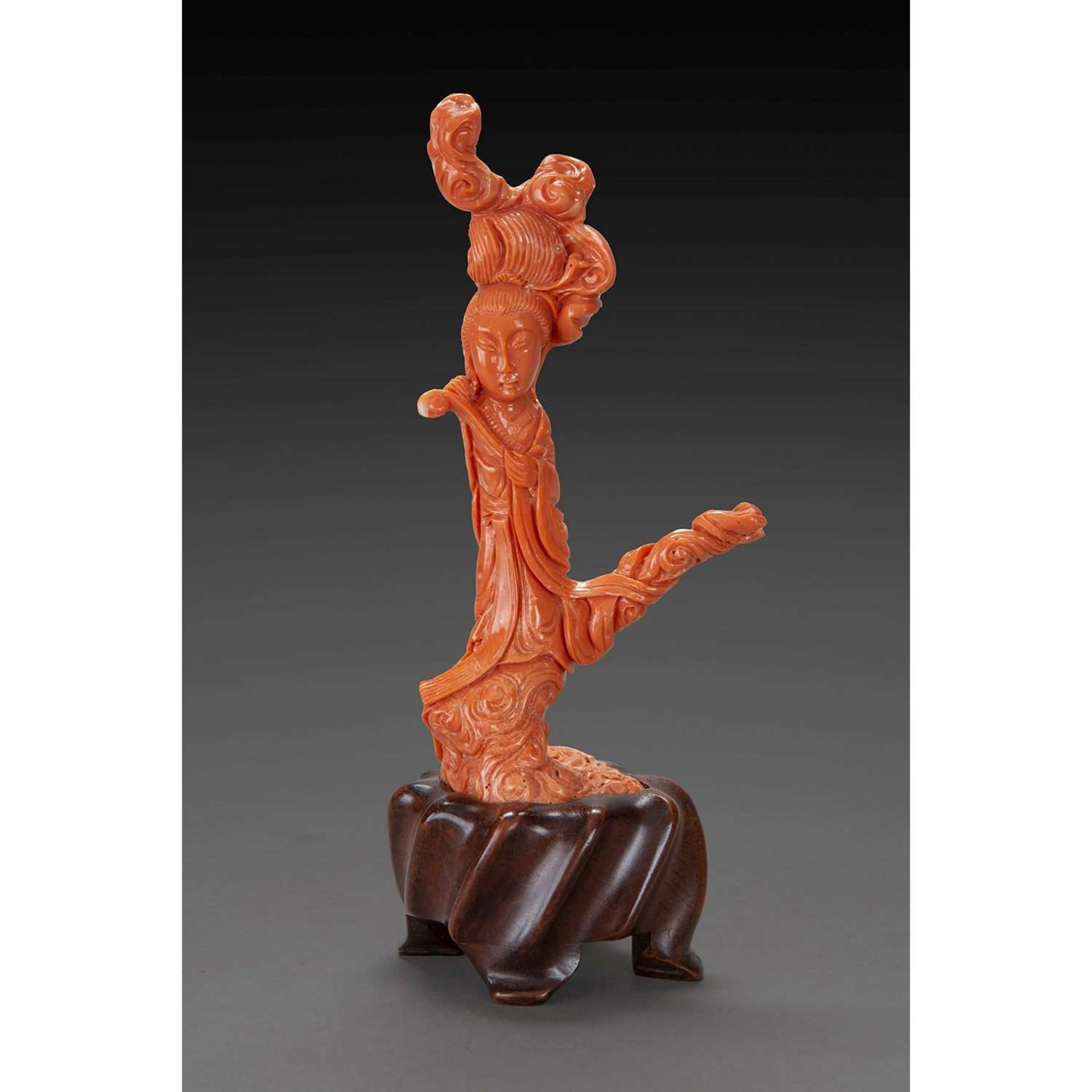 ~ STATUETTE en corail rouge orangé, représentant une déesse du printemps. (Collé au socle). Chine,