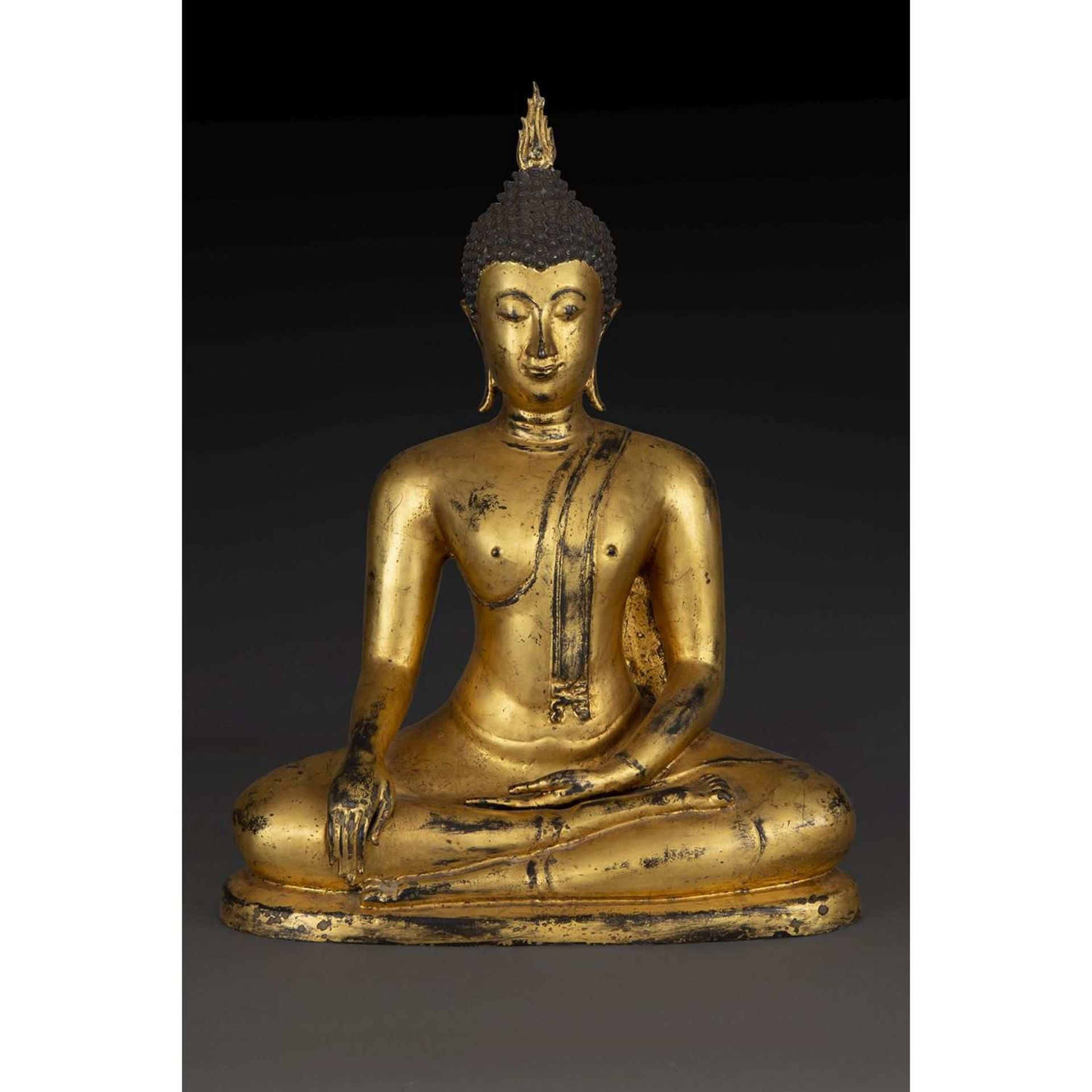 GRANDE STATUETTE DE BOUDDHA SHAKYAMUNI en bronze laqué or, assis en méditation, les mains en