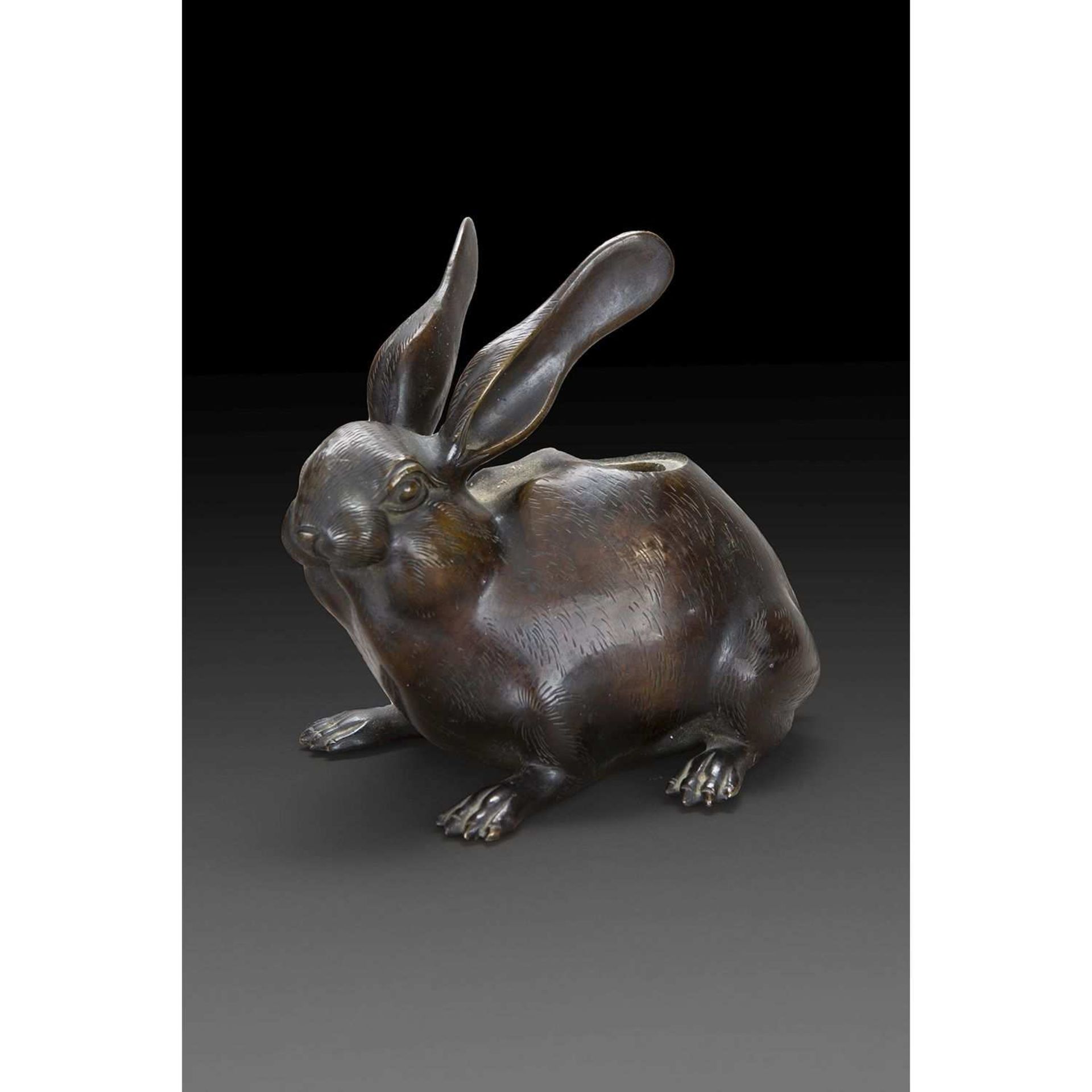 LAPIN en bronze patiné, figuré assis, formant récipient, une ouverture dans son dos. (Manque le