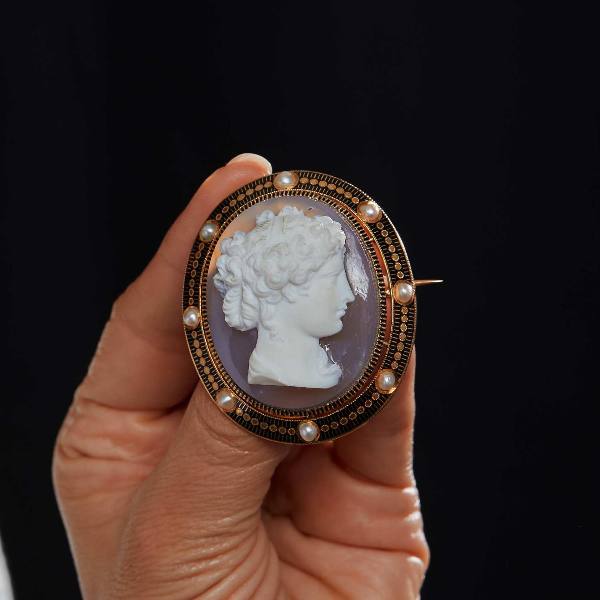 TRAVAIL FRANÇAIS ANNÉES 1860 MAGNIFIQUE BROCHE CAMEE L'épais camée sur agate à deux couches