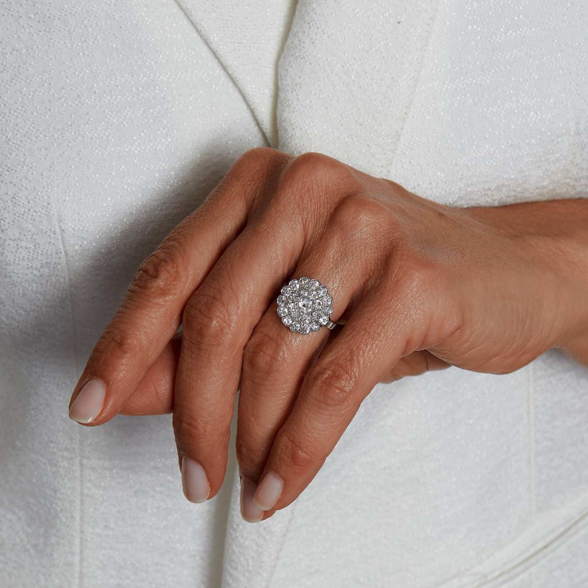 ANNEES 1890 BAGUE FLEUR Elle est de forme ronde dentelée ornée de diamant taille brillant (TA).