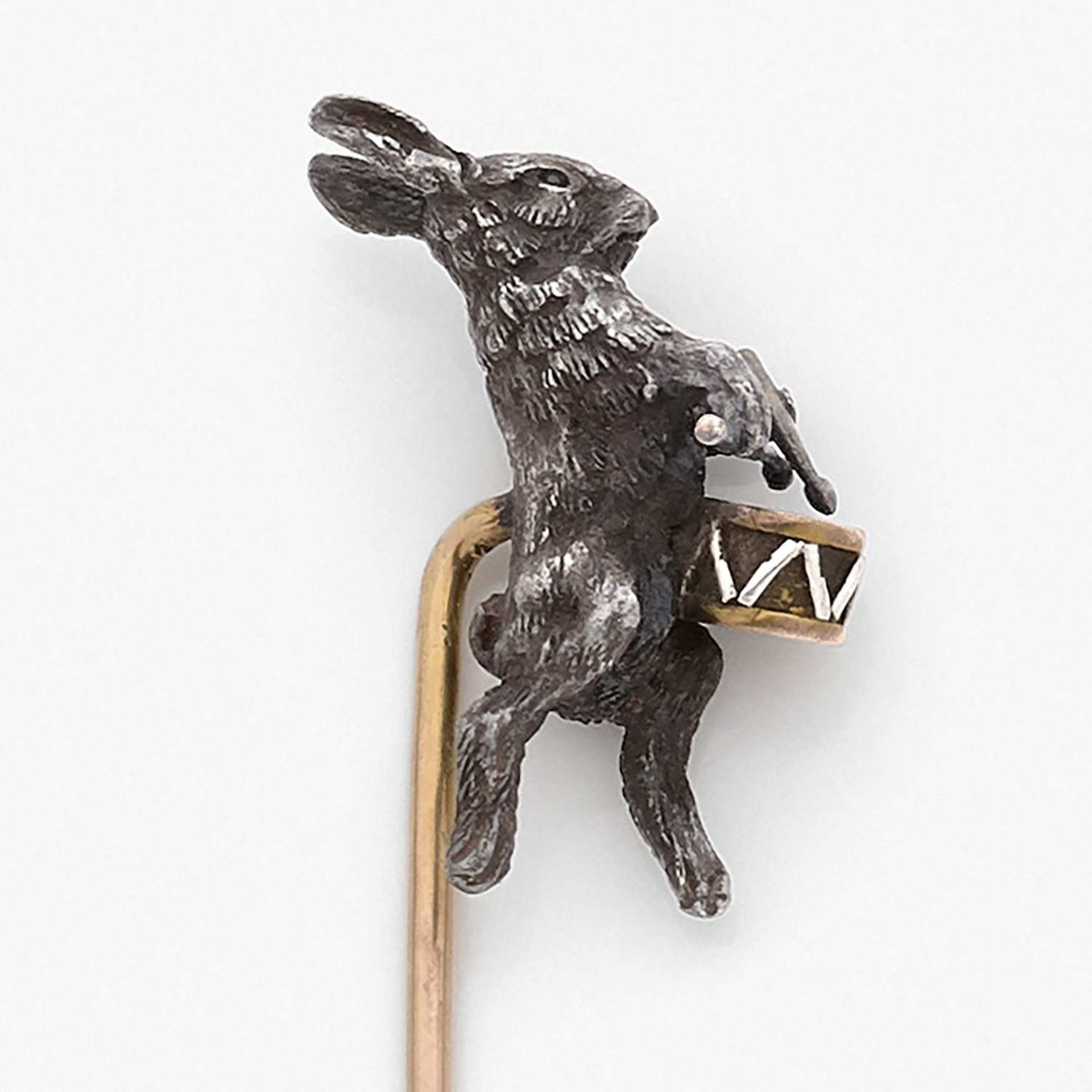 ANNEES 1880 RARE EPINGLE LAPIN Elle représente un lapin jouant du tambour. Monture en argent et or