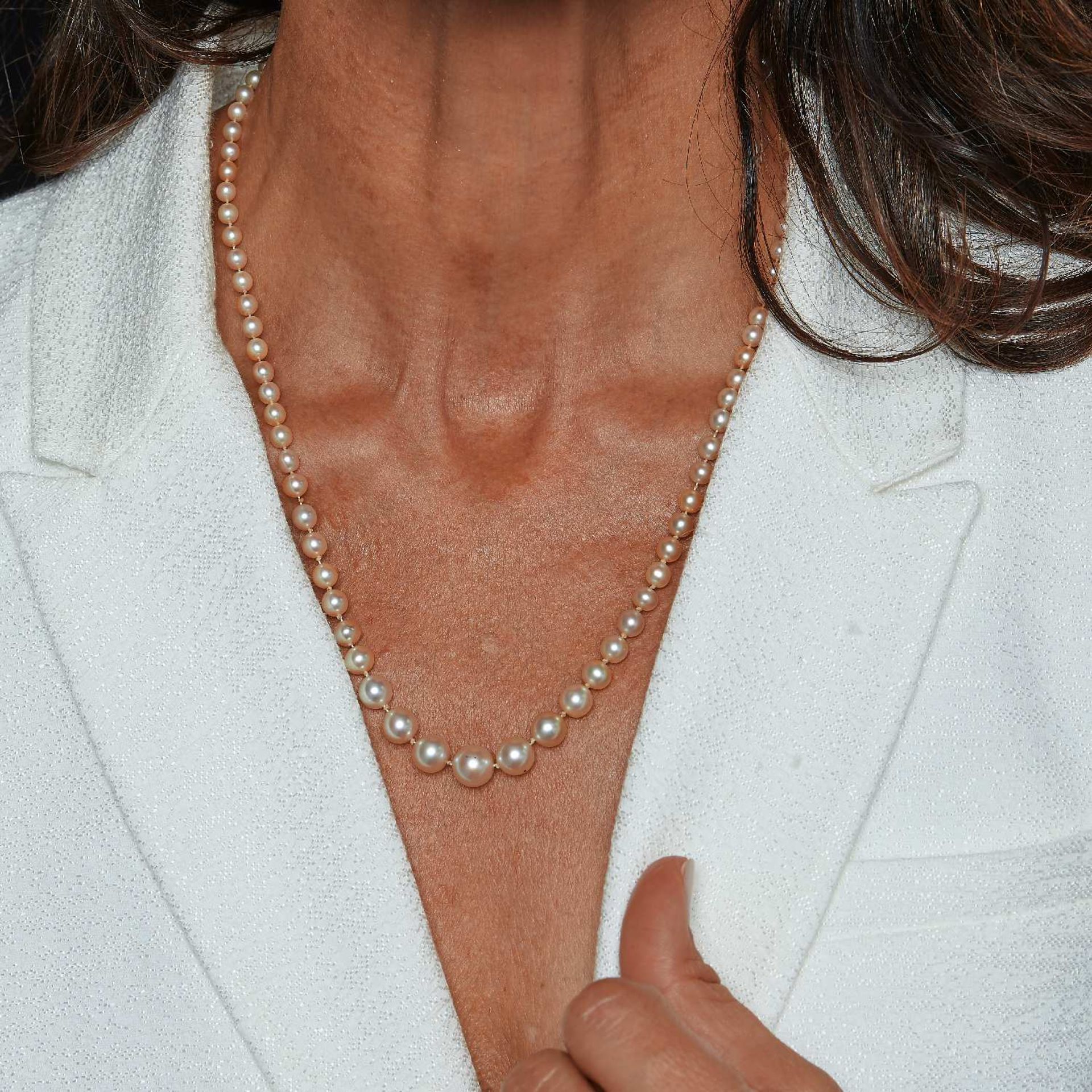 COLLIER PERLES FINES ET CULTURE MELANGEES Le collier est formé de perles fines (non testées) et de