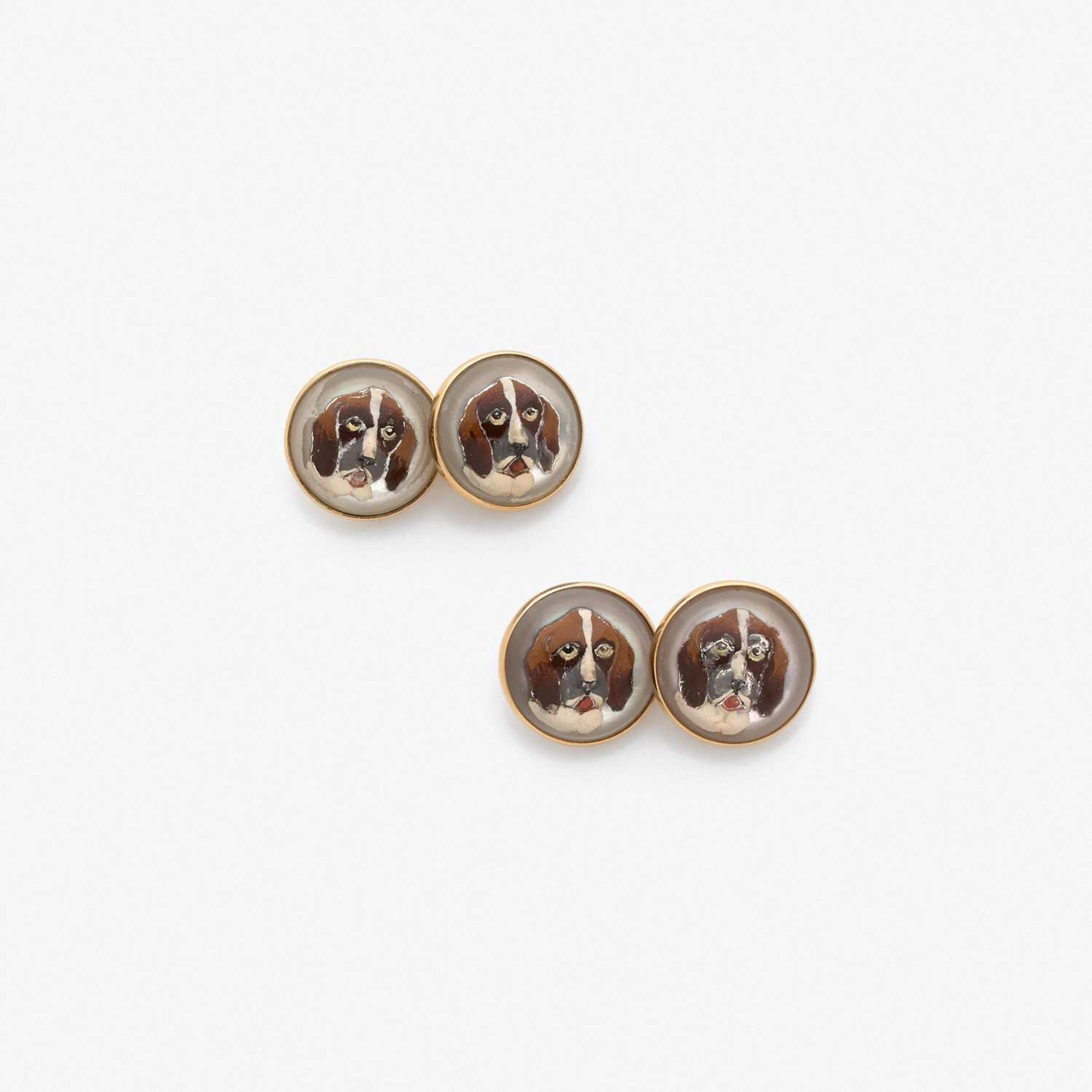 XIXEME SIECLE PAIRE DE BOUTONS DE MANCHETTE FIXE SOUS VERRE SAINT BERNARD Ils sont de forme ronde