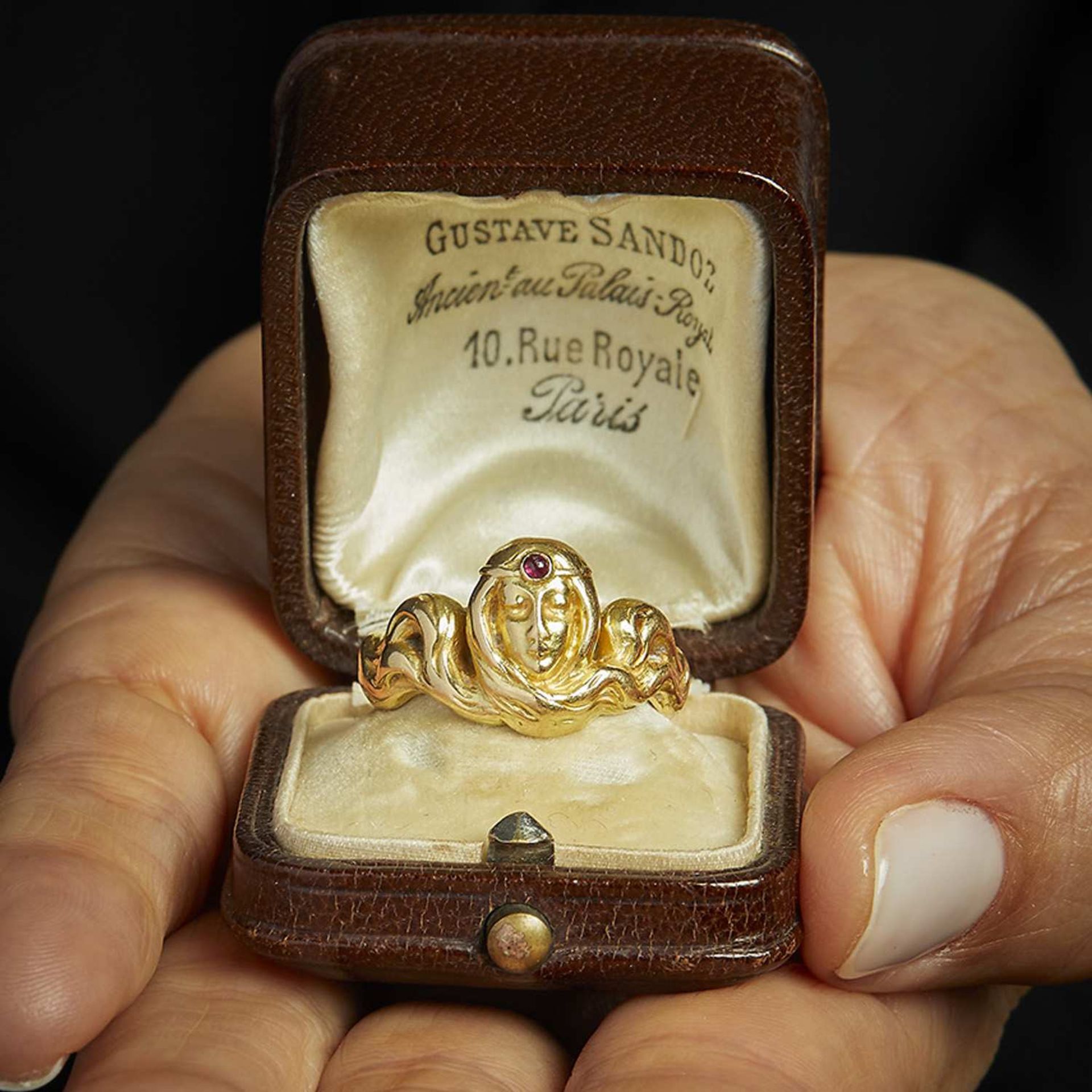 GUSTAVE SANDOZ - EPOQUE ART NOUVEAU BAGUE "LA BELLE AUX CHEVEUX DE LIN" Elle représente une femme