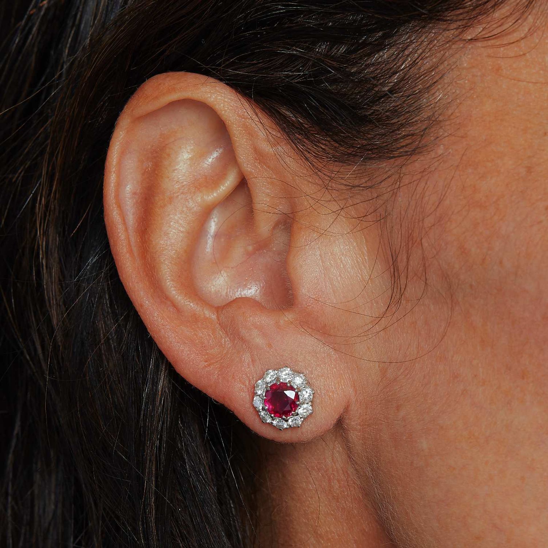 PAIRE DE CLOUS D'OREILLES RUBIS Ils sont composés d'un rubis rond entouré de diamants taille