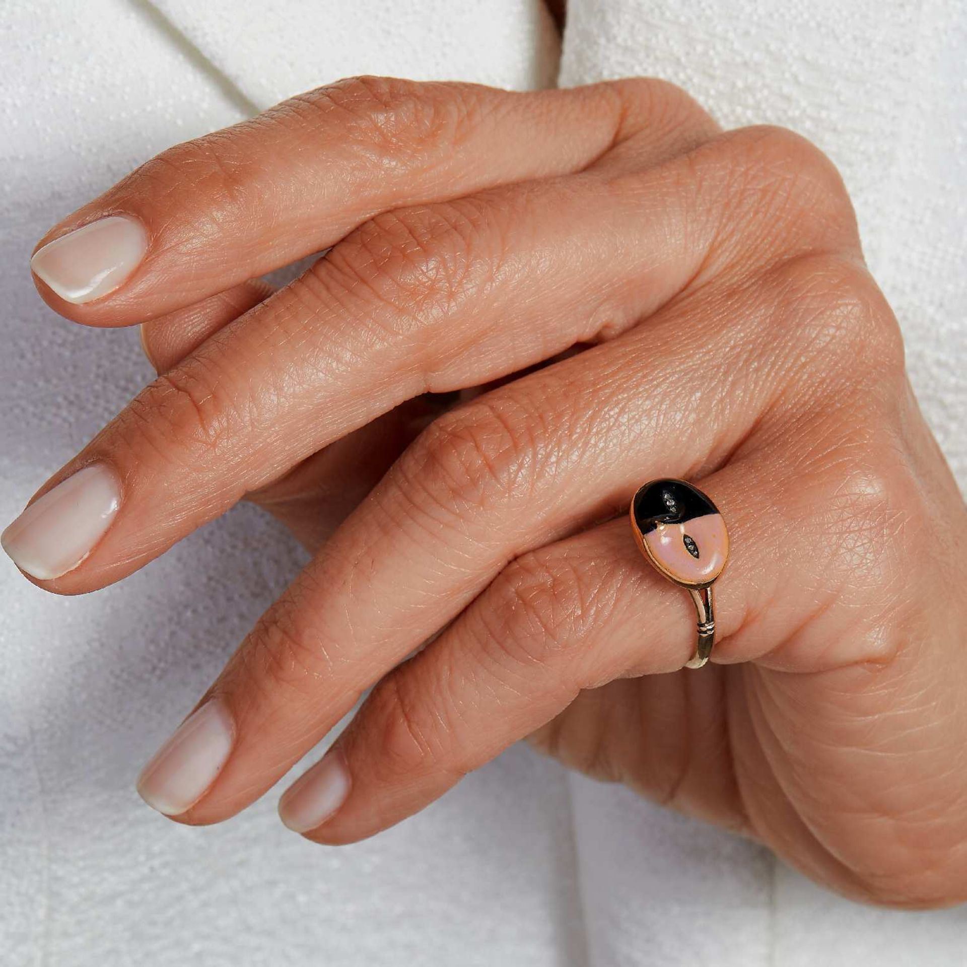 ANNEES 1900 BAGUE MASQUE VENITIEN Elle est en émail noir et rose, les yeux ornés de petits diamants.