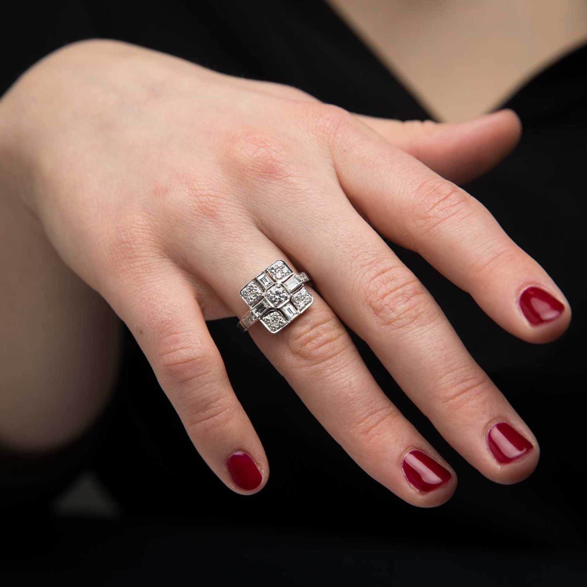 BAGUE PLAQUE DIAMANTS Elle est de forme carrée ornée d'un croisillon de diamants baguettes en