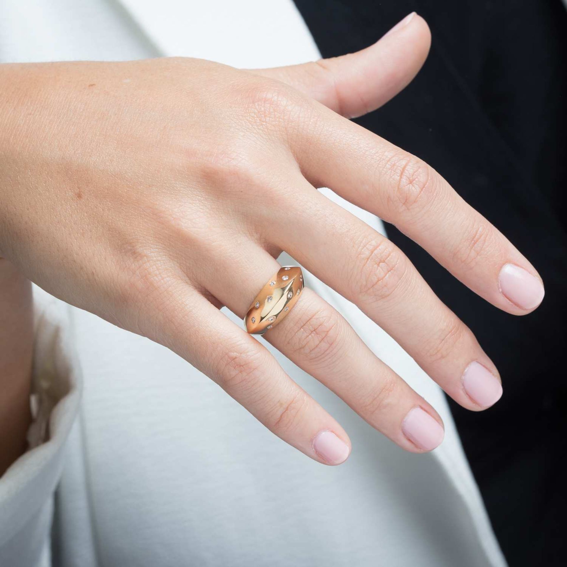 TRAVAIL FRANCAIS BAGUE CRETE Elle est rehaussée de diamants taille brillant en serti massé.