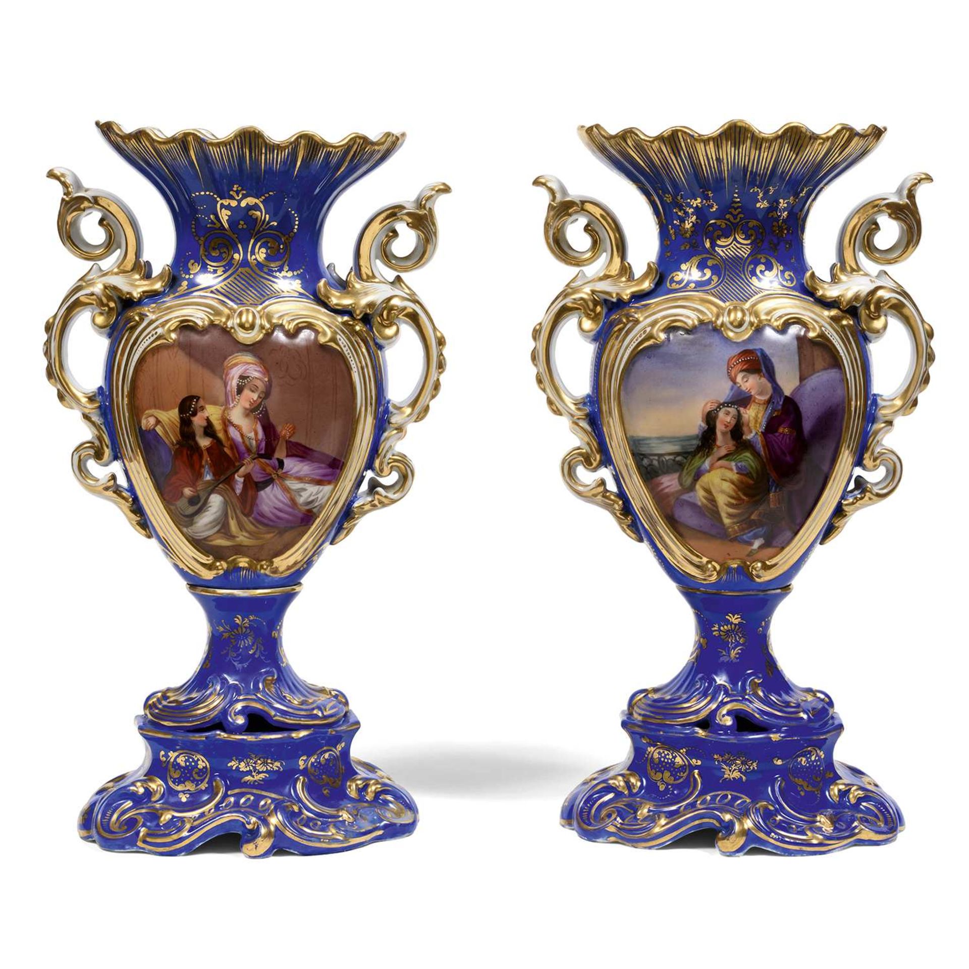 PAIRE DE GRANDS VASES de style louis XV, en porcelaine polychrome et dorée Les panses, flanquées