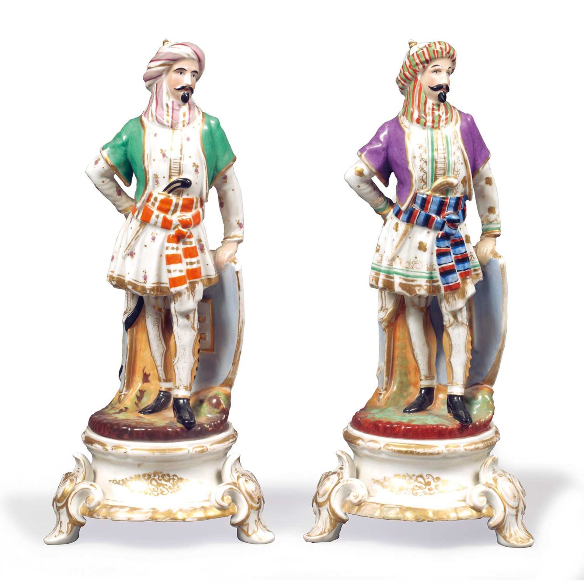 PORCELAINE DE PARIS DEUX STATUETTES représentant des soldats grecs debout sur un piédestal, vêtus