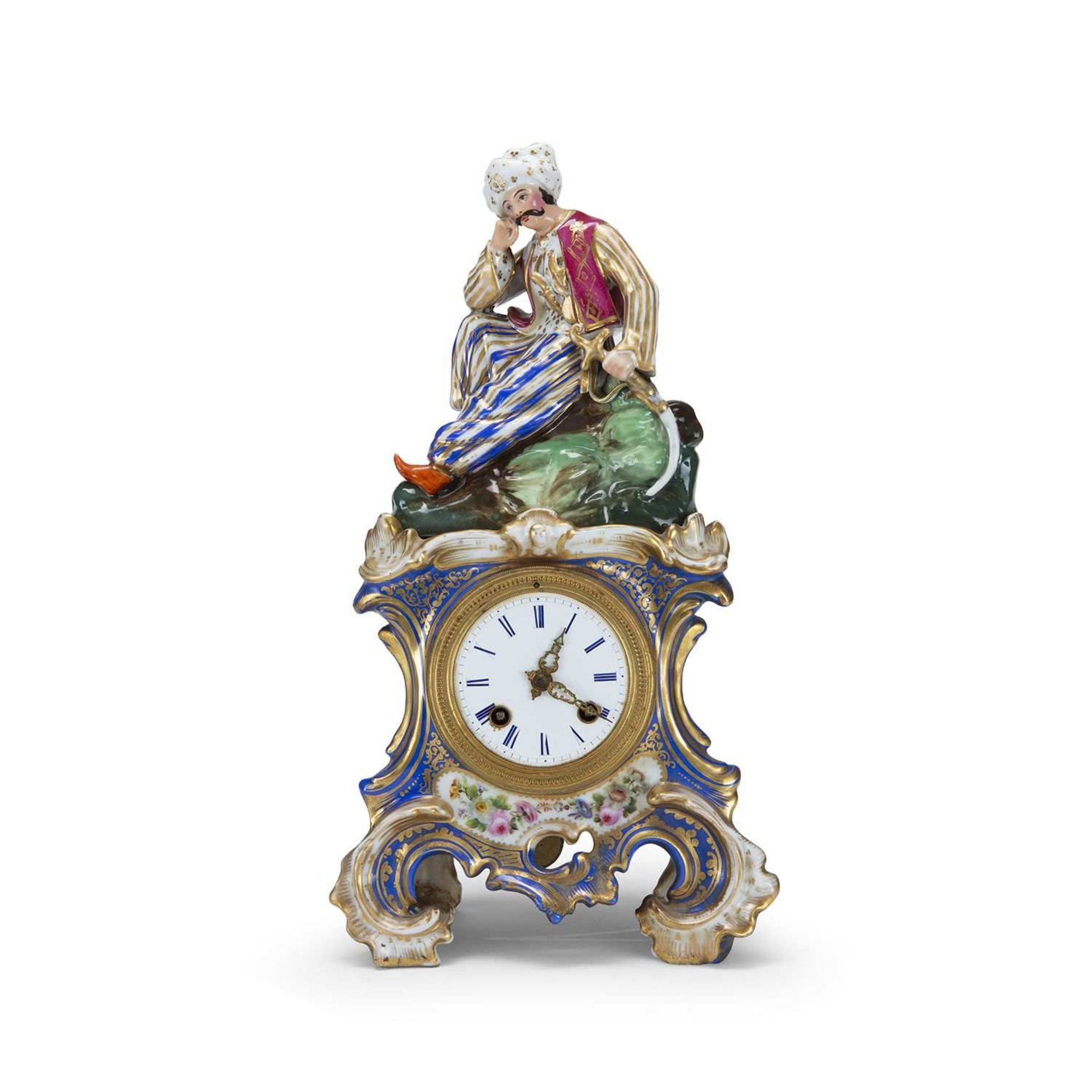 PETITE PENDULE AU "MAMELOUK" en deux parties, en porcelaine polychrome et dorée Le personnage, "chef