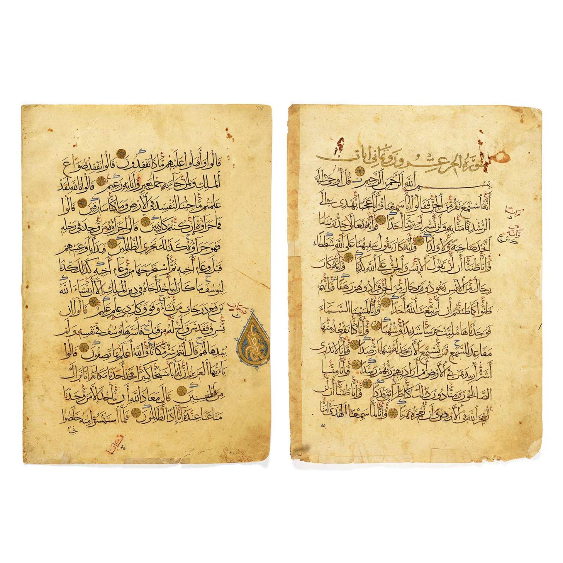 DEUX GRANDES PAGES DE CORAN MAMELOUK Deux folios de manuscrit sur papier de 13 lignes par page en