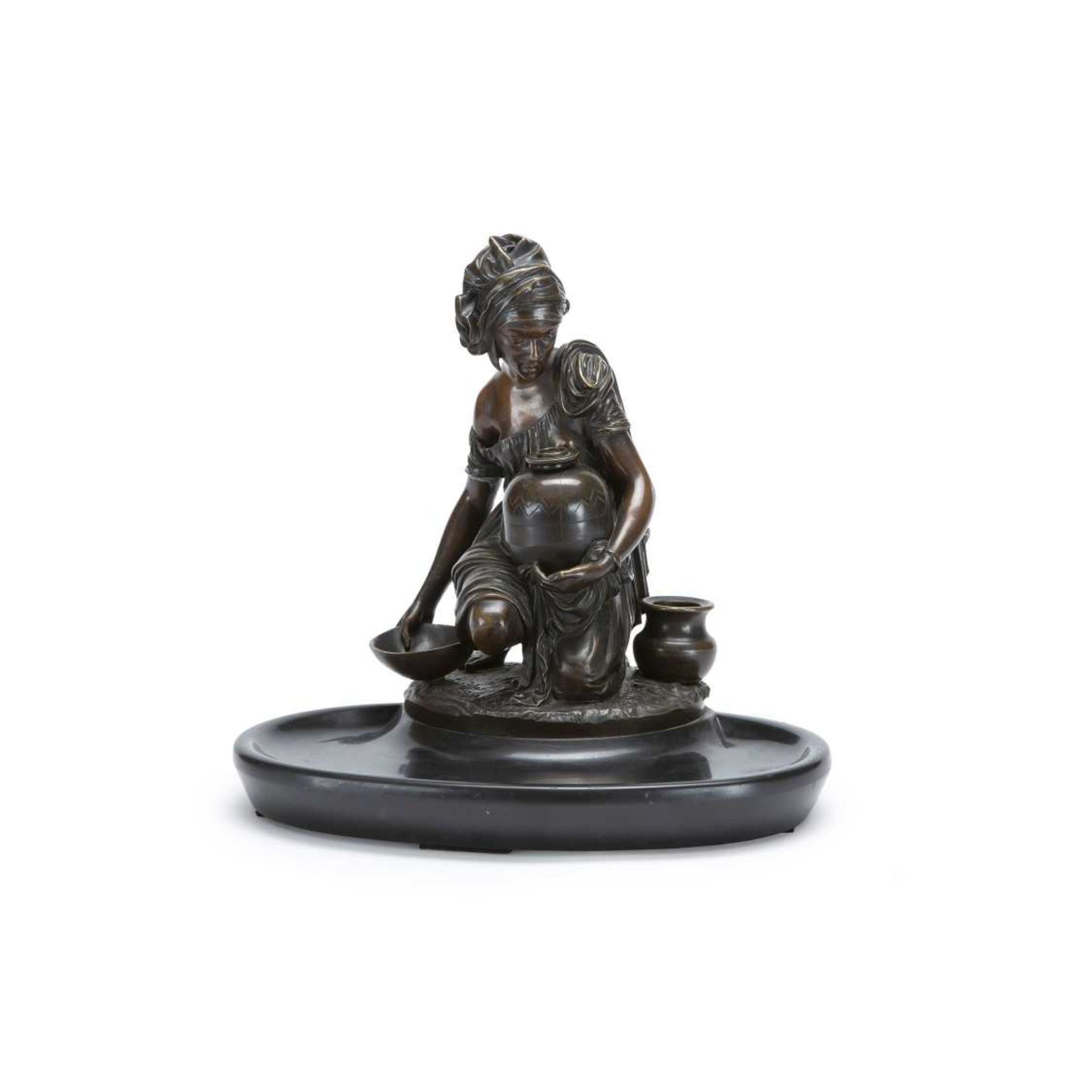 VIDE-POCHES "À LA PORTEUSE D'EAU" (FIN DU XIXE SIÈCLE) en bronze à patine brune, orné d'une jeune