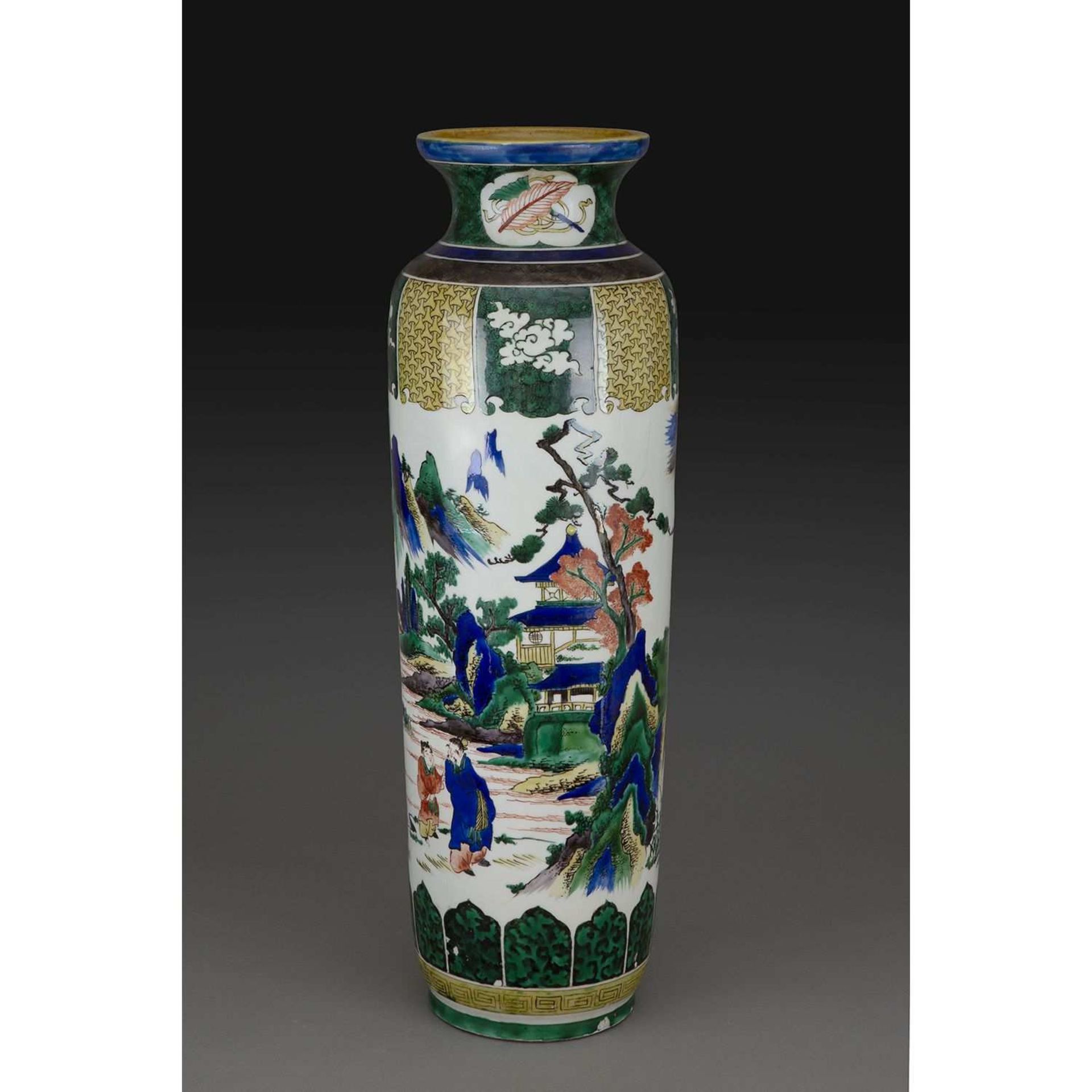 VASE ROULEAU en porcelaine et émaux polychromes dans le style de Kutani, à décor de paysage lacustre
