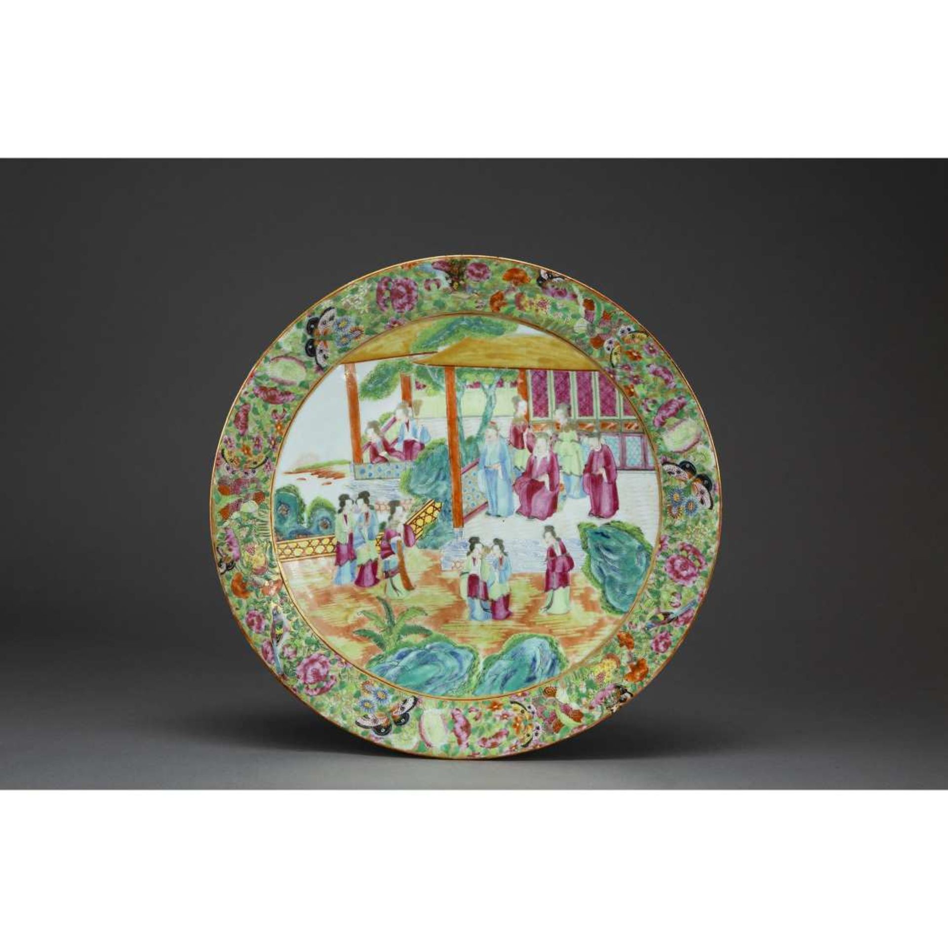 GRAND PLAT en porcelaine, émaux polychromes dans le style de la famille rose et rehauts de dorure, à