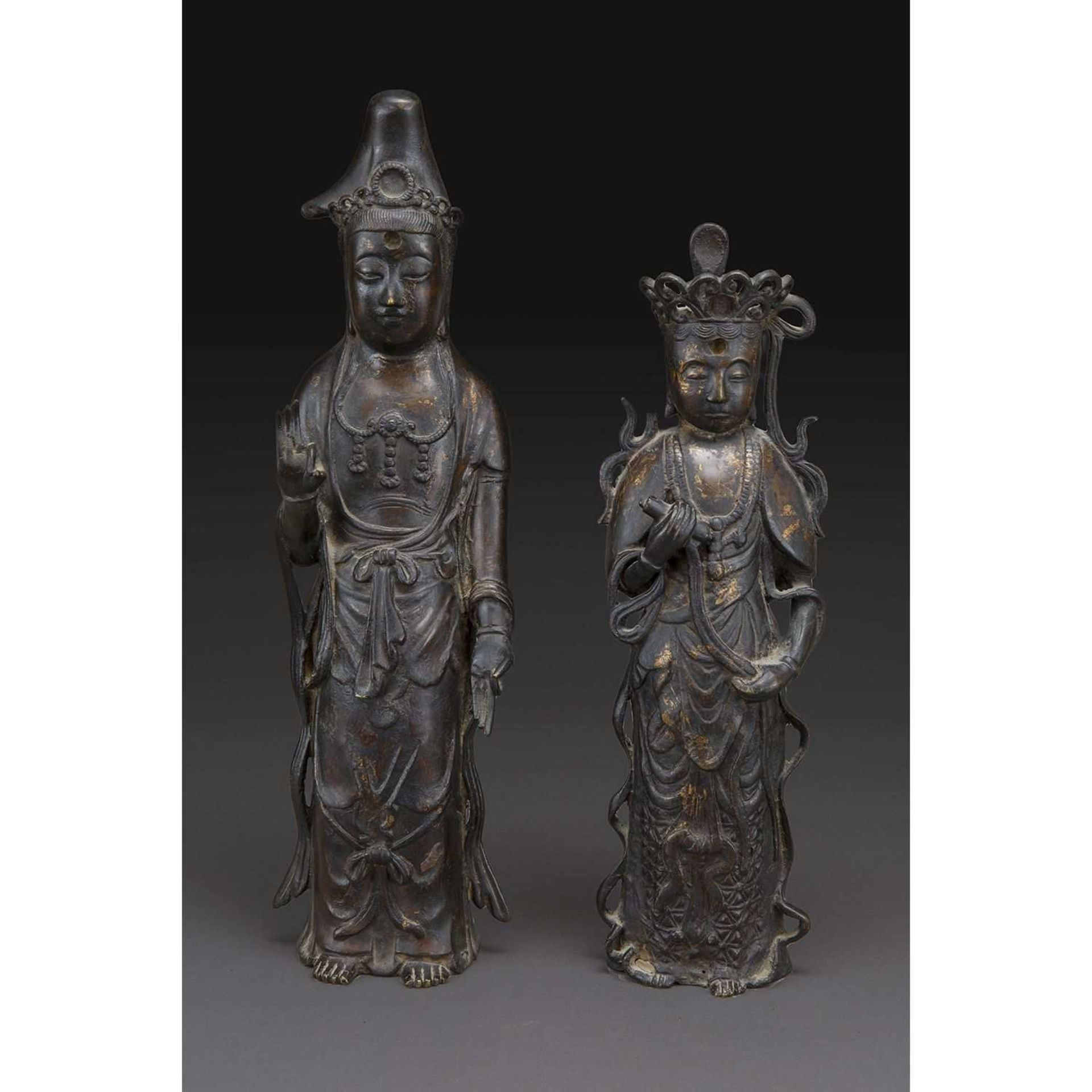 DEUX STATUETTES KANNON-AVALOKITESHVARAS DEBOUT en bronze de patine brune, anciennement laqué or, les