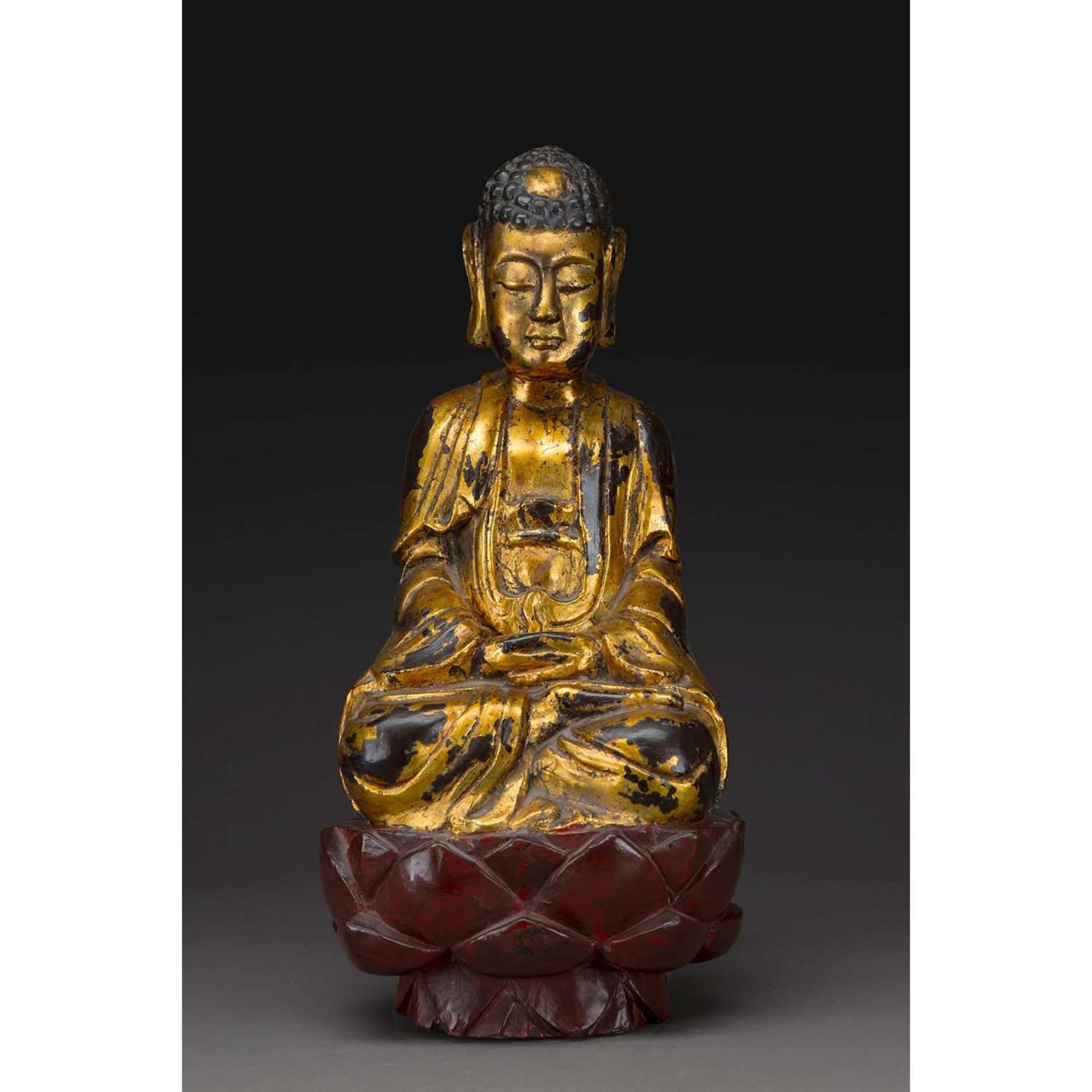 STATUE DU BOUDDHA SHAKYAMUNI en bois laqué, représenté assis en vajrasana sur un socle lotiforme,