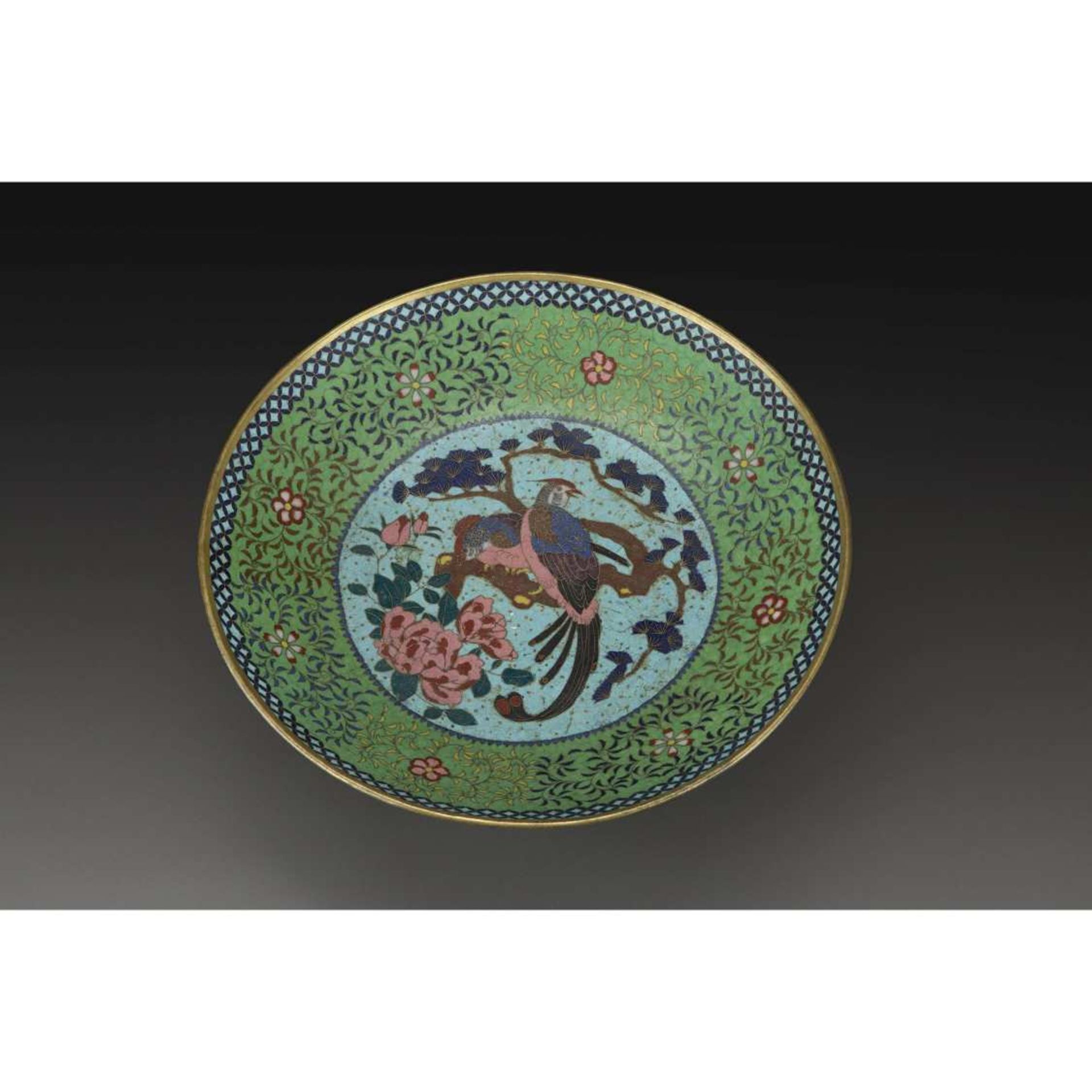 GRANDE COUPE en cuivre et émaux cloisonnés polychromes, à décor de deux faisans posés sur des