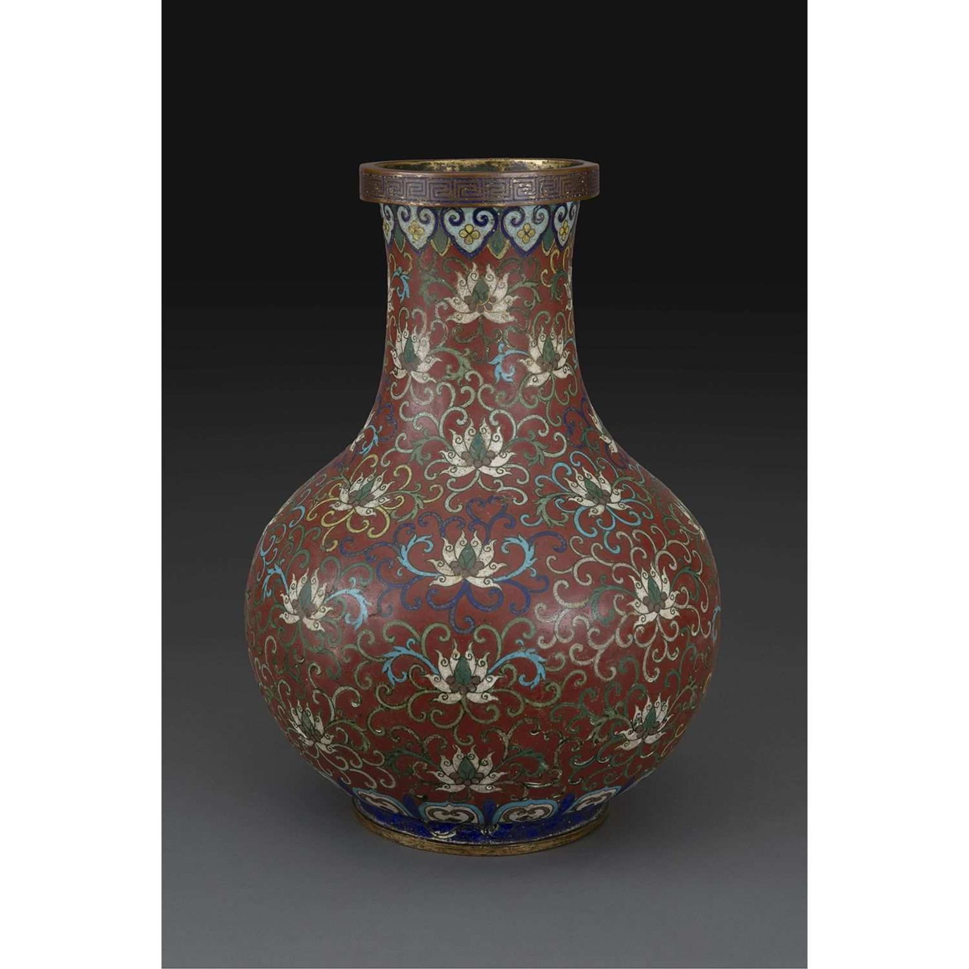 VASE BALUSTRE en bronze et émaux cloisonnés polychromes sur fond rouge foncé, à décor de lotus parmi