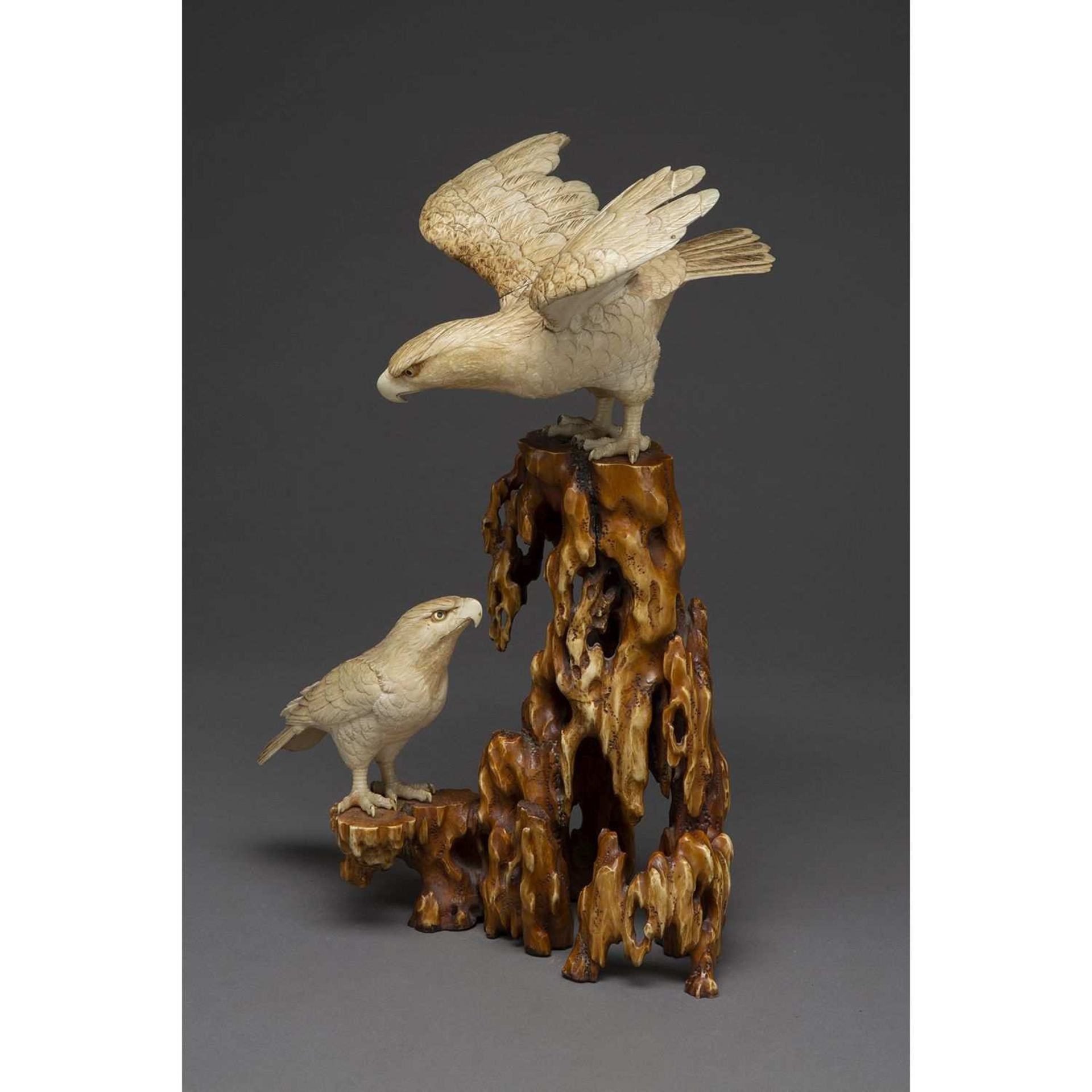 OKIMONO en os, figurant deux rapaces posés sur une souche naturaliste (Accidents et manques)