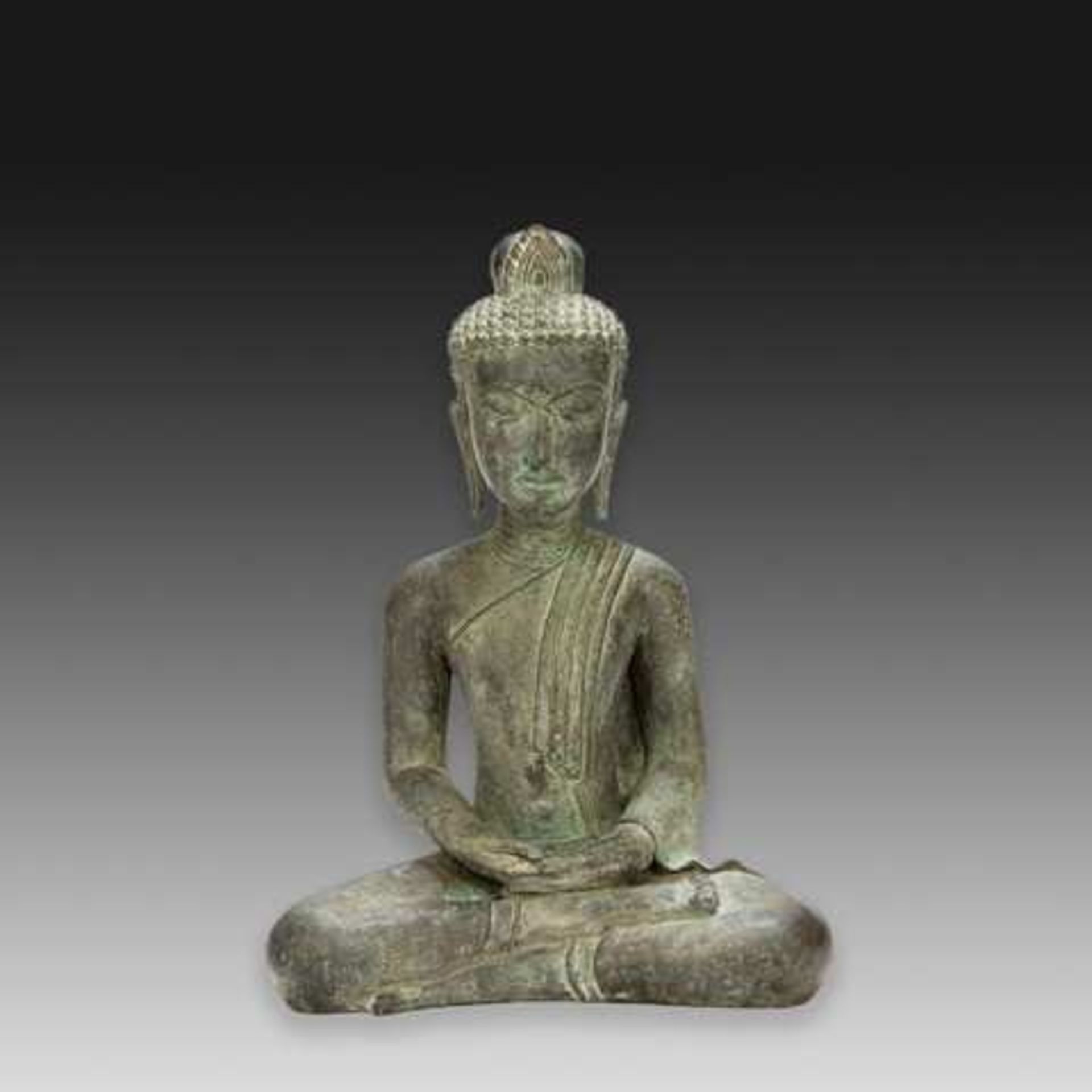 GRANDE STATUETTE DE BOUDDHA SHAKYAMUNI en bronze de patine sombre jaspée de vert, représenté assis