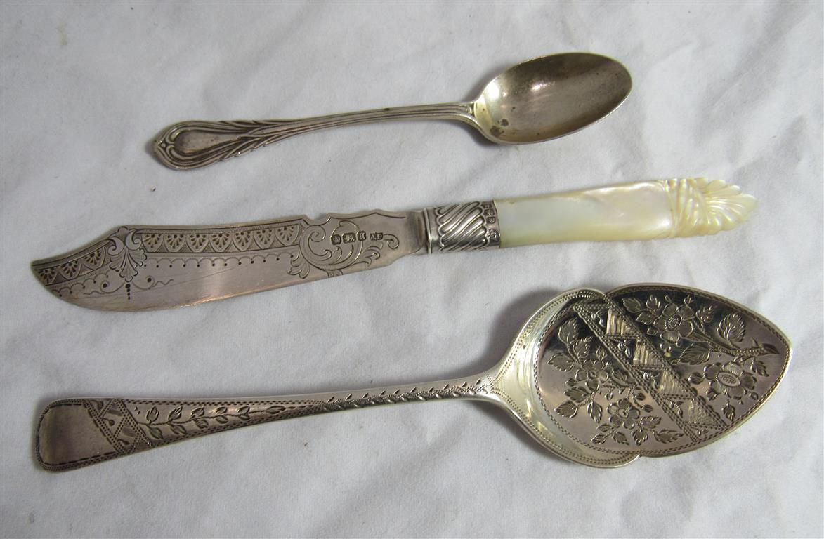 A Victorian silver shovel spoon with floral engraved bowl, hallmarked for Sheffield 1893, weight